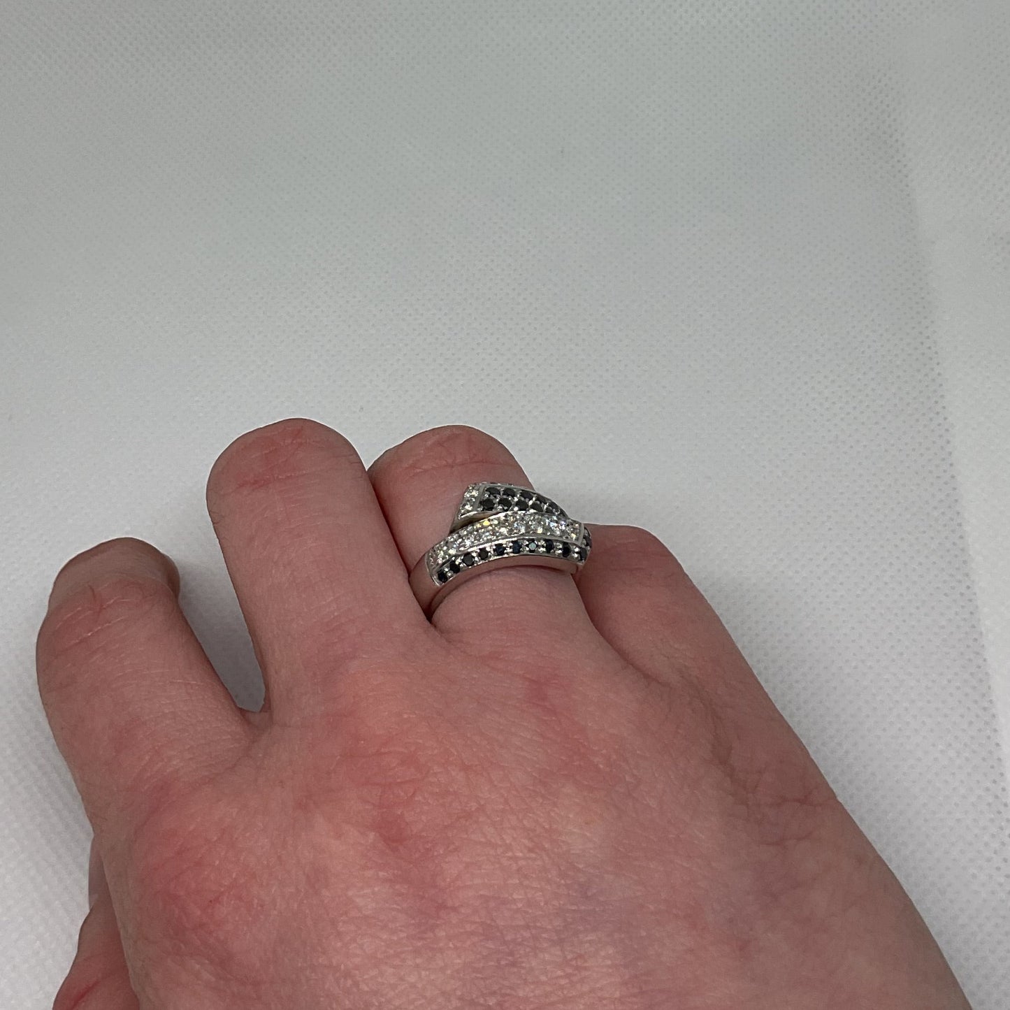 Bague Or Blanc 18K avec Diamants Noirs/Blancs