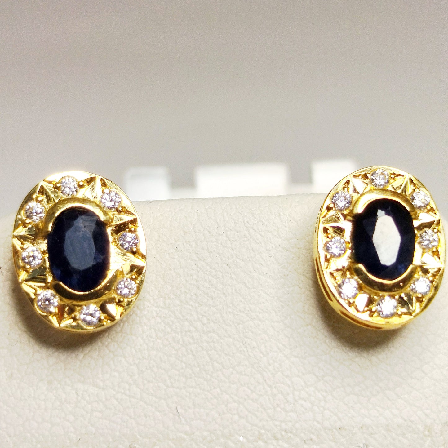Boucles d'oreilles clou en or jaune 18k avec zircone - 1.75 Grs
