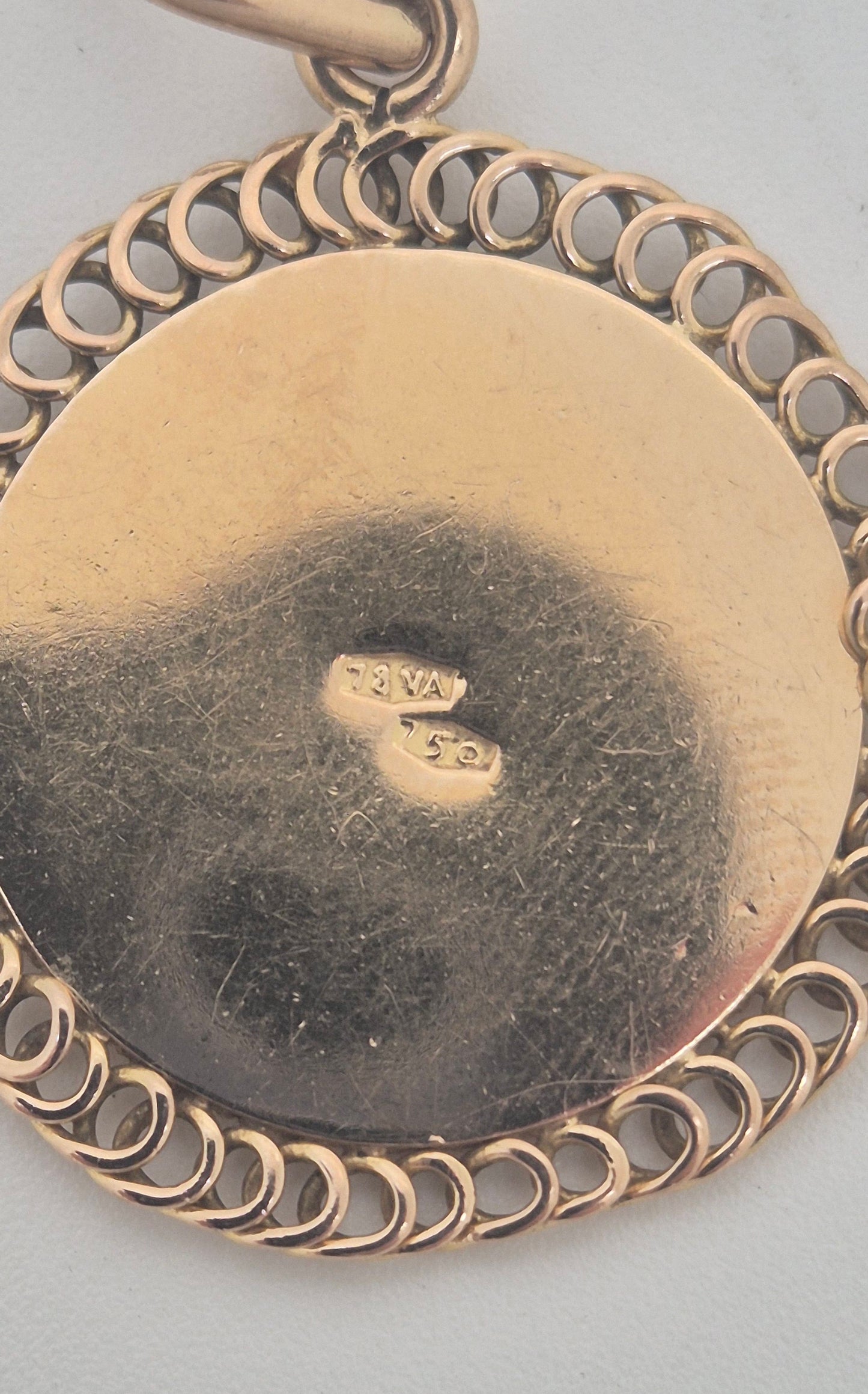 Pendentif Médaille Vierge en Or Jaune 18k 3.97grs