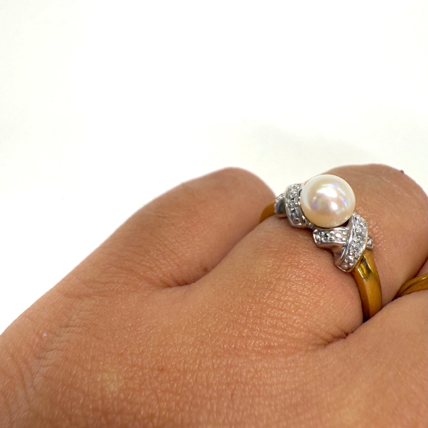 Bague perle d'eau douce et diamants en or 18k