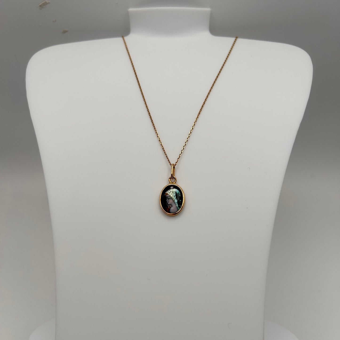 Collier Princesse en Or Jaune 18K avec Médaillon en Émail - L 39 Cm