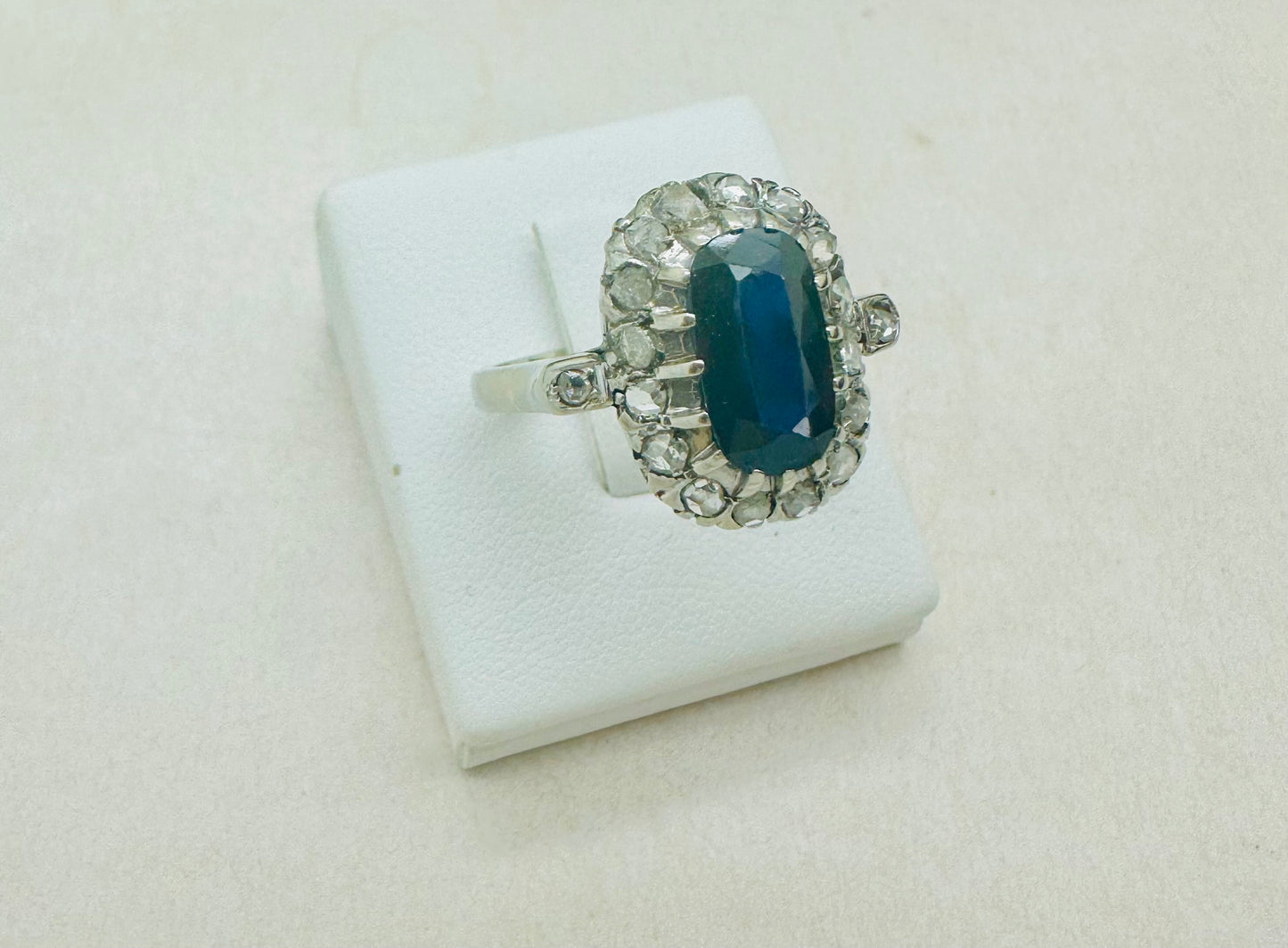 Bague ancienne en Or Blanc avec Diamants et saphir