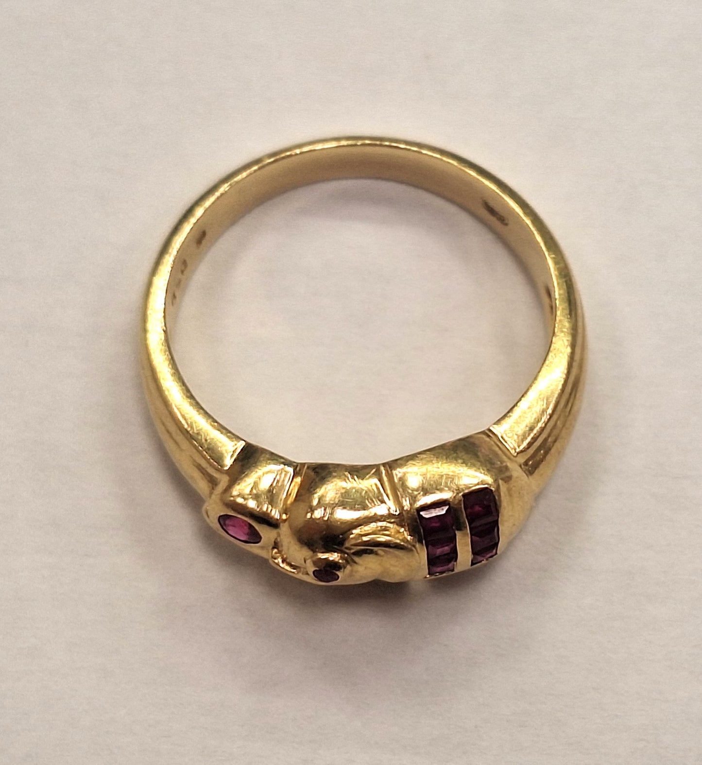 Bague en Or jaune 18K avec éléphant et pierres précieuses