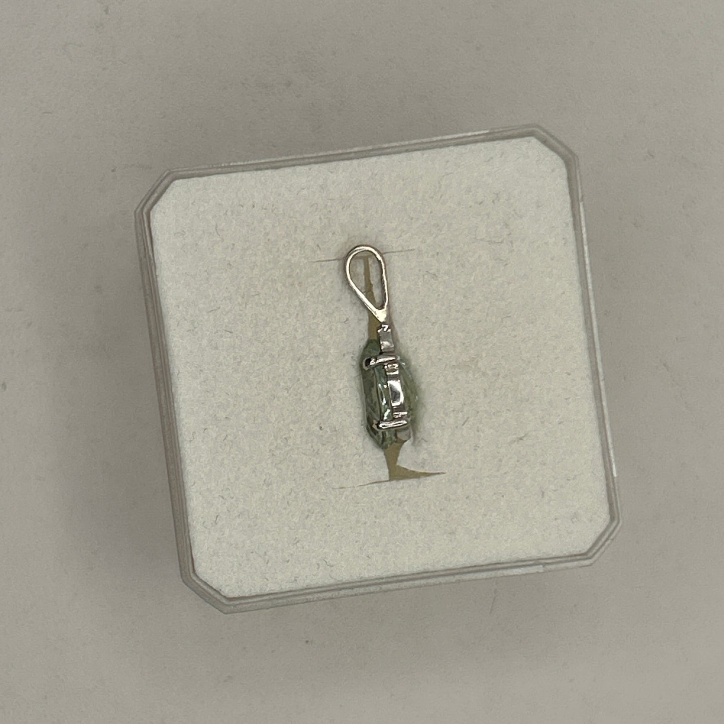 Pendentif Médaille Aigue Marine en Or Gris 18 Carats