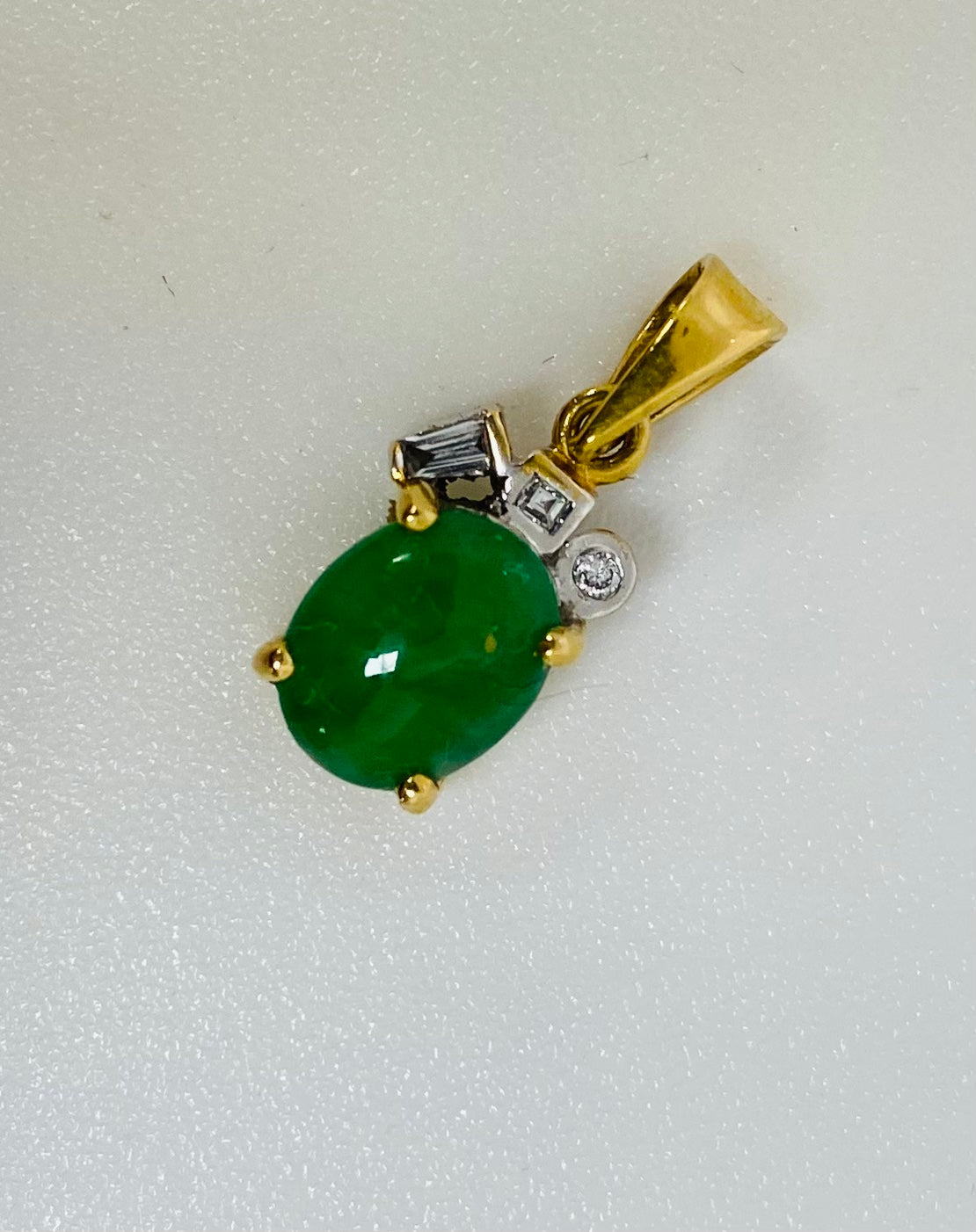 Pendentif Solitaire en Or Jaune et Blanc avec Diamants et Jade