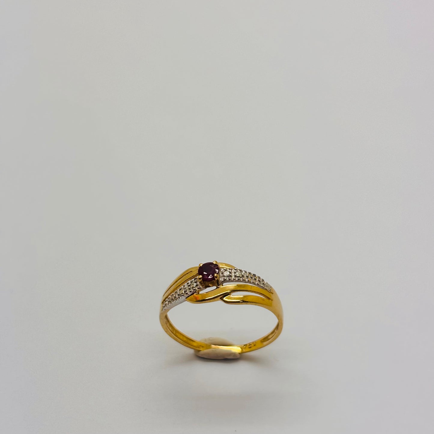 Bague en or 18 carats avec rubis – T52