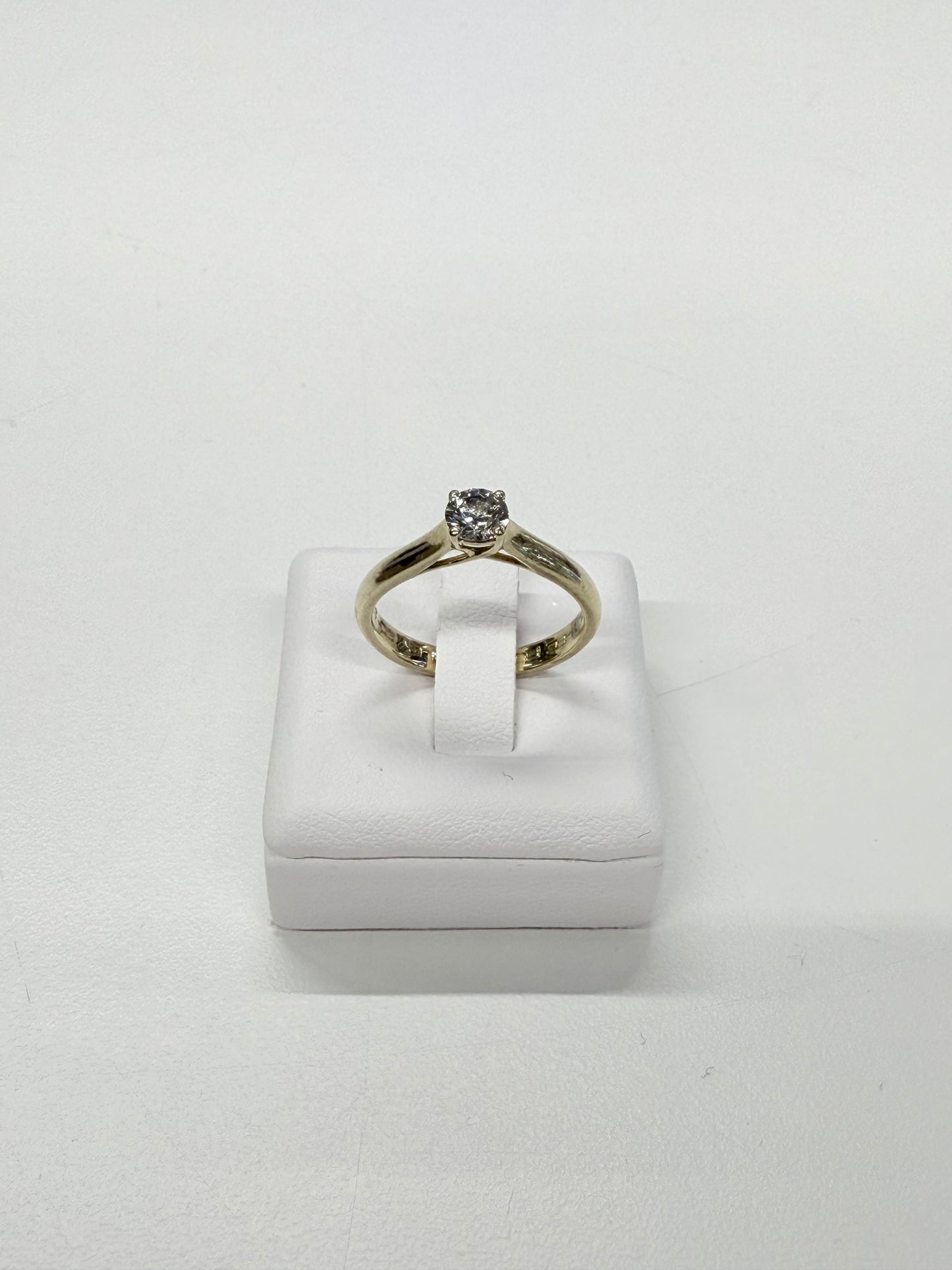 Solitaire en Or jaune 18k avec diamant de 0.44 carats