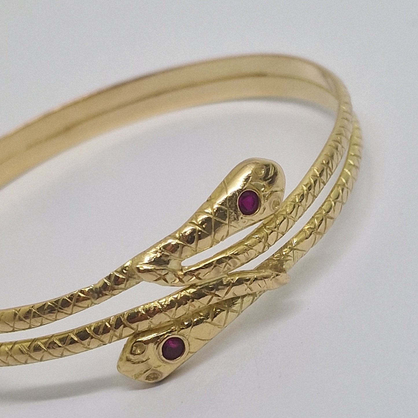 Bracelet Jonc Serpent en Or Jaune 18 Carats avec Rubis 28.31 Grs