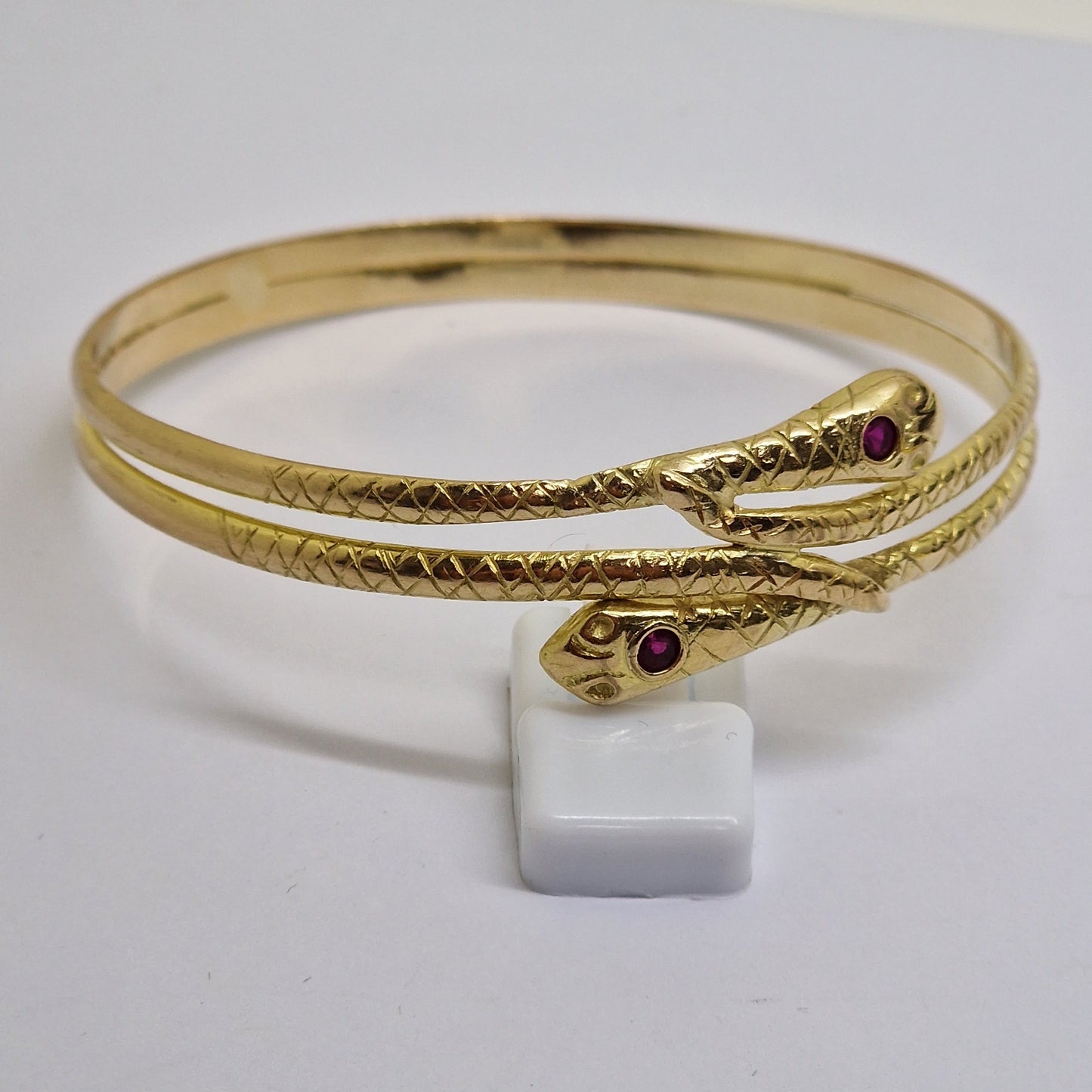 Bracelet Jonc Serpent en Or Jaune 18 Carats avec Rubis 28.31 Grs