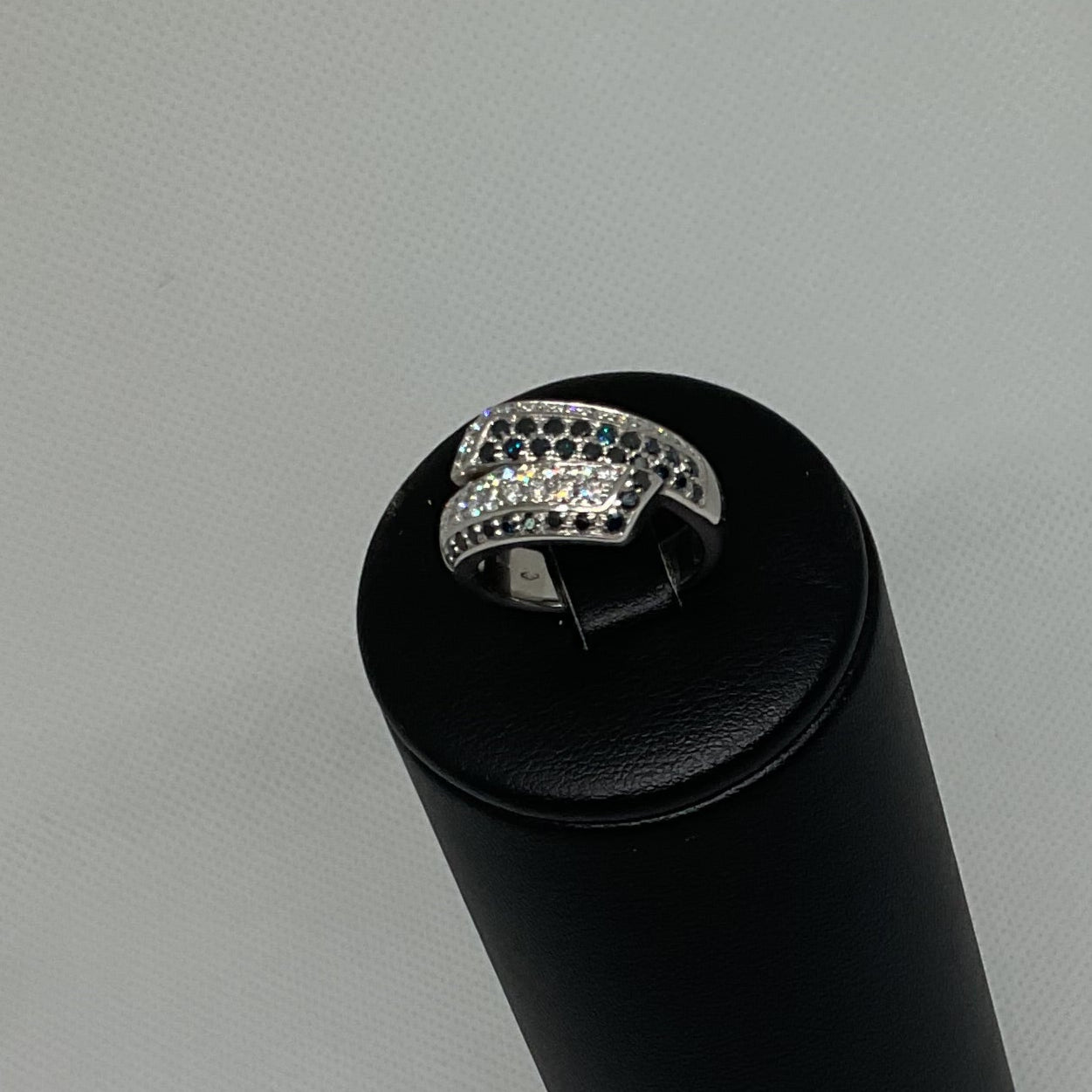 Bague Or Blanc 18K avec Diamants Noirs/Blancs