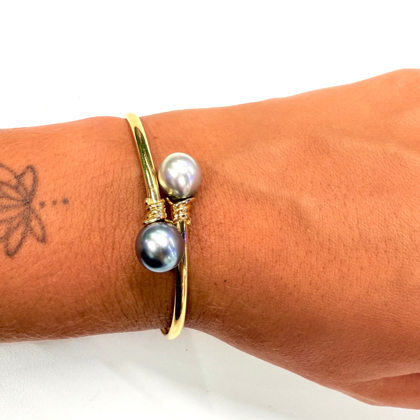 Bracelet jonc en or jaune 18K et perles de Tahiti - 9.20 Grs