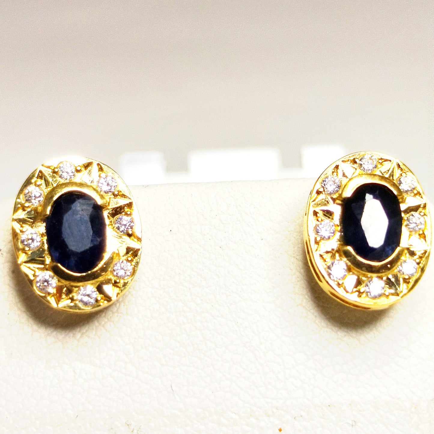 Boucles d'oreilles clou en or jaune 18k avec zircone - 1.75 Grs