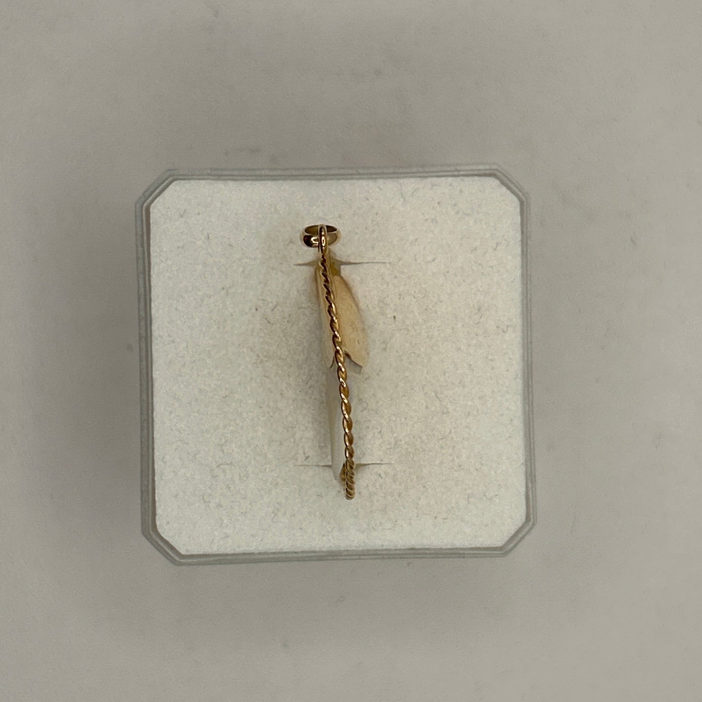 Pendentif Médaille Or Jaune 18K avec Dent de Requin