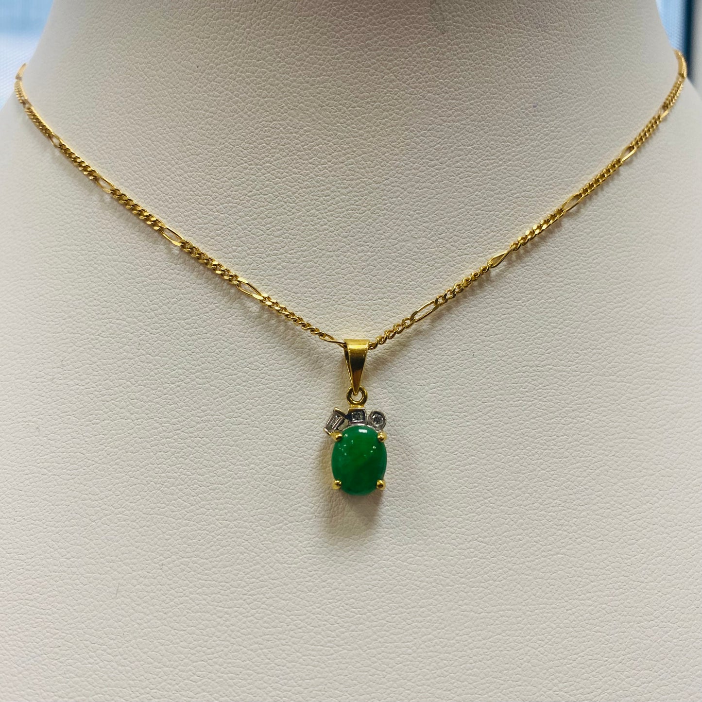 Pendentif Solitaire en Or Jaune et Blanc avec Diamants et Jade