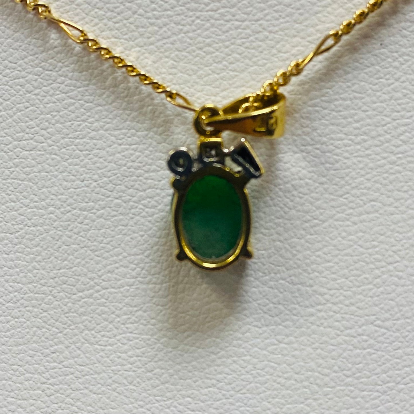Pendentif Solitaire en Or Jaune et Blanc avec Diamants et Jade