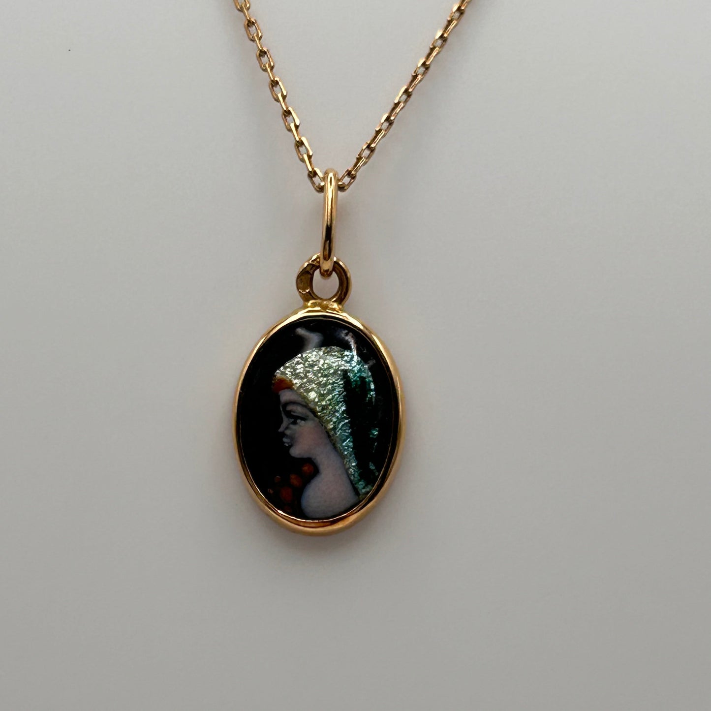 Collier Princesse en Or Jaune 18K avec Médaillon en Émail - L 39 Cm