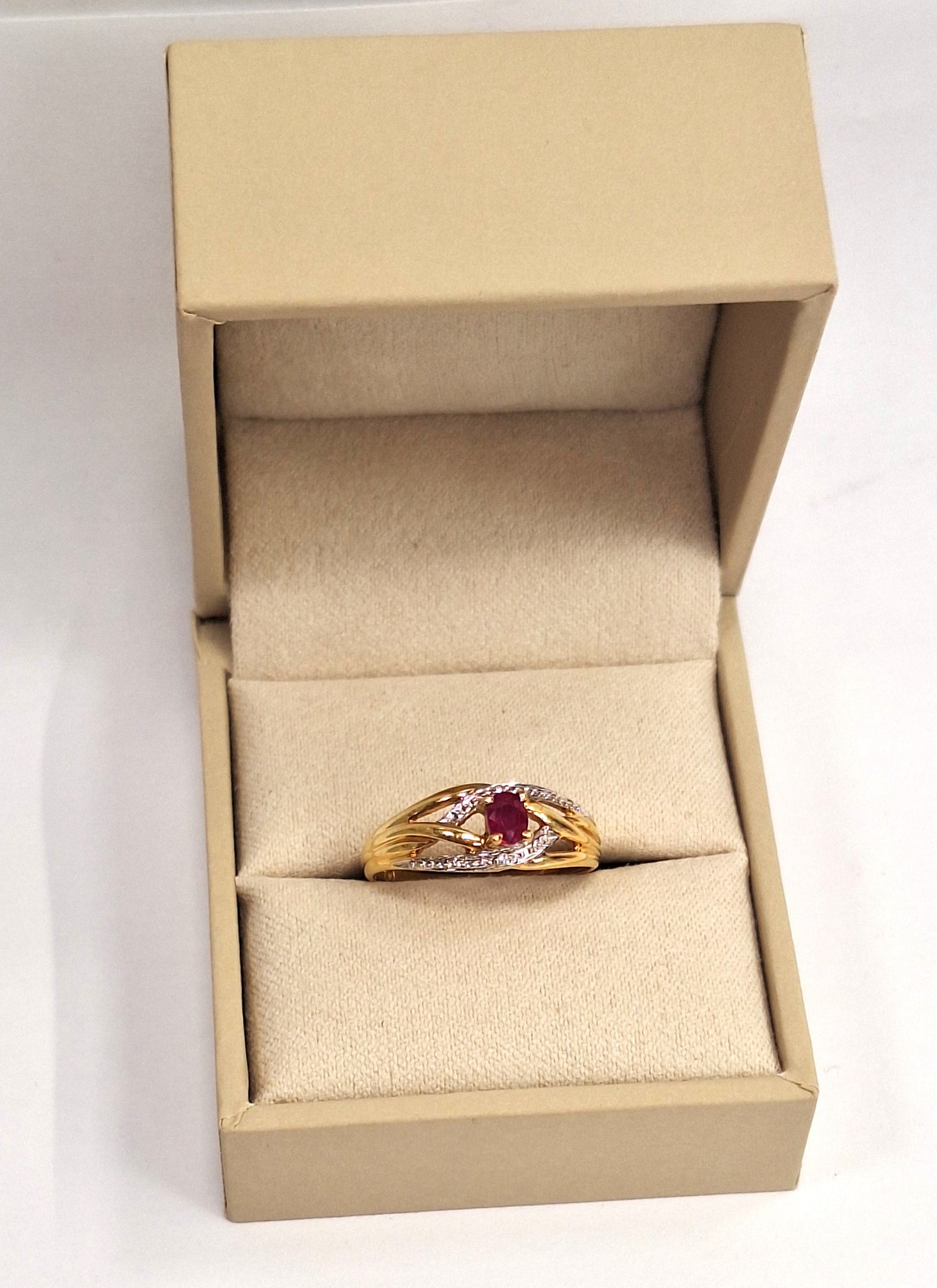 Bague en or jaune 18 carats avec rubis et diamants - T 53