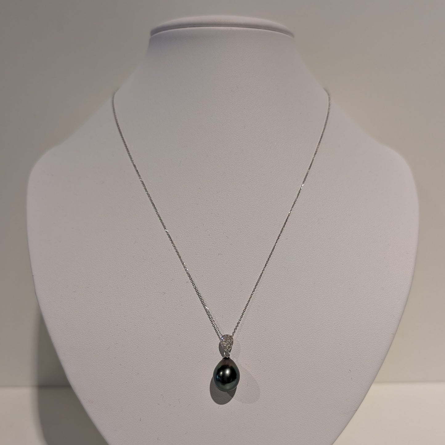 Collier en Or Blanc avec Diamants et Perle