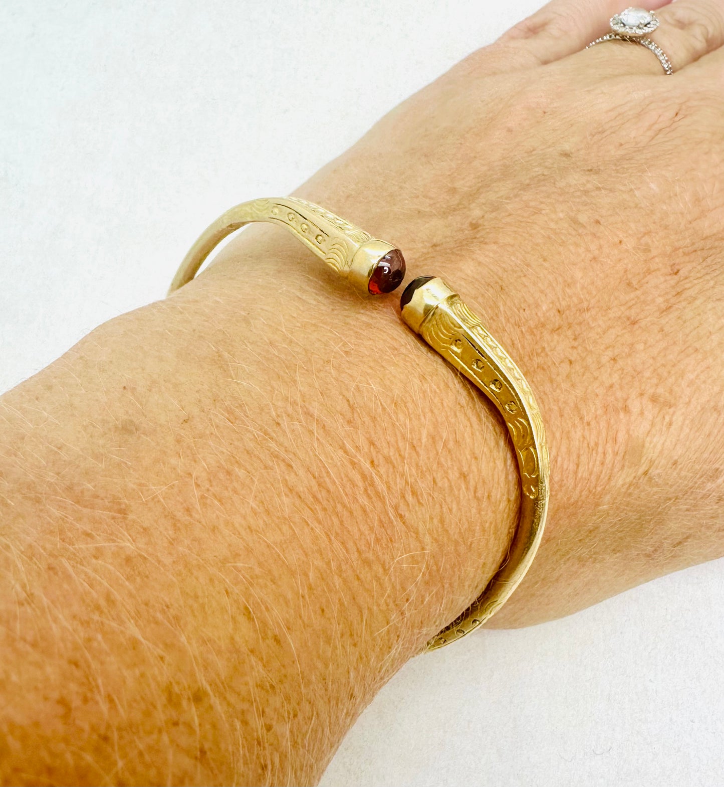 Jonc malgache en Or jaune 18K et pierres rouges