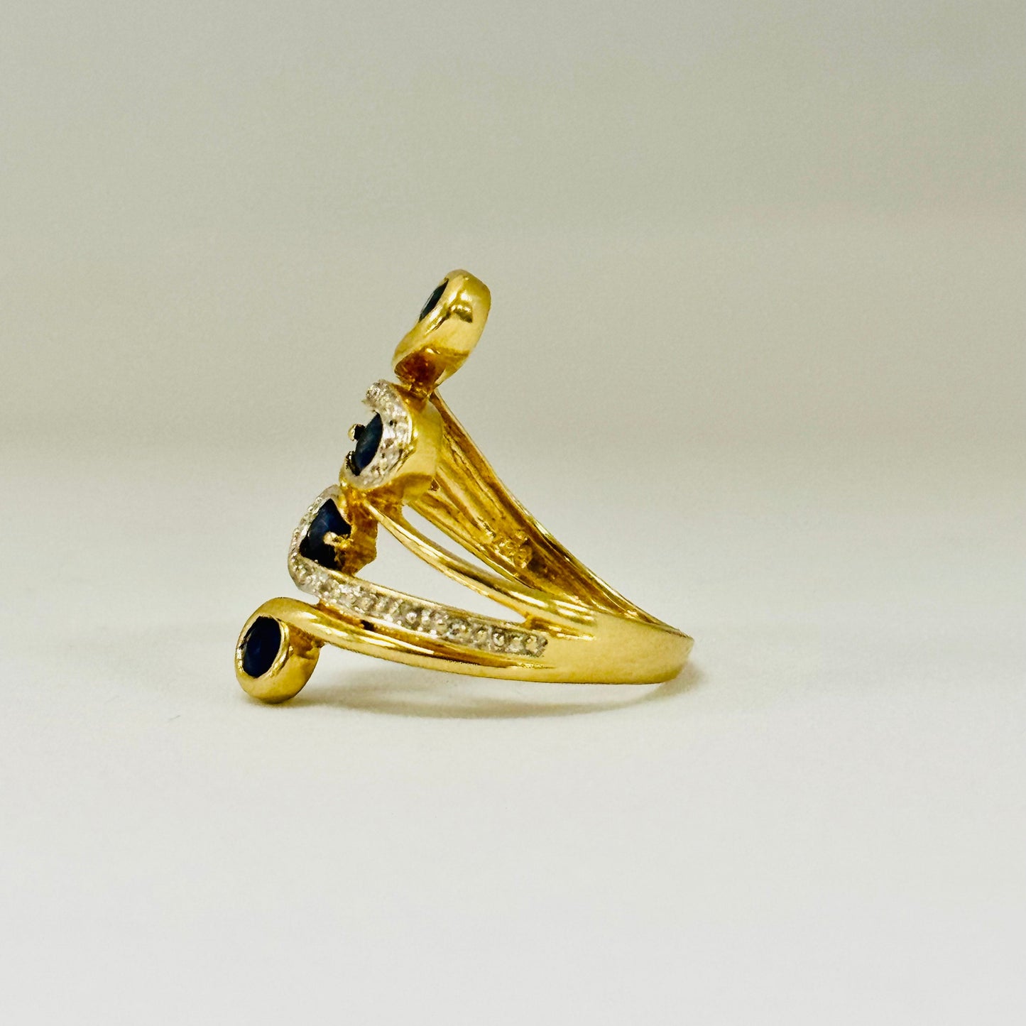 Bague ancienne en or jaune 18 carats avec 3 pierres – Taille 50