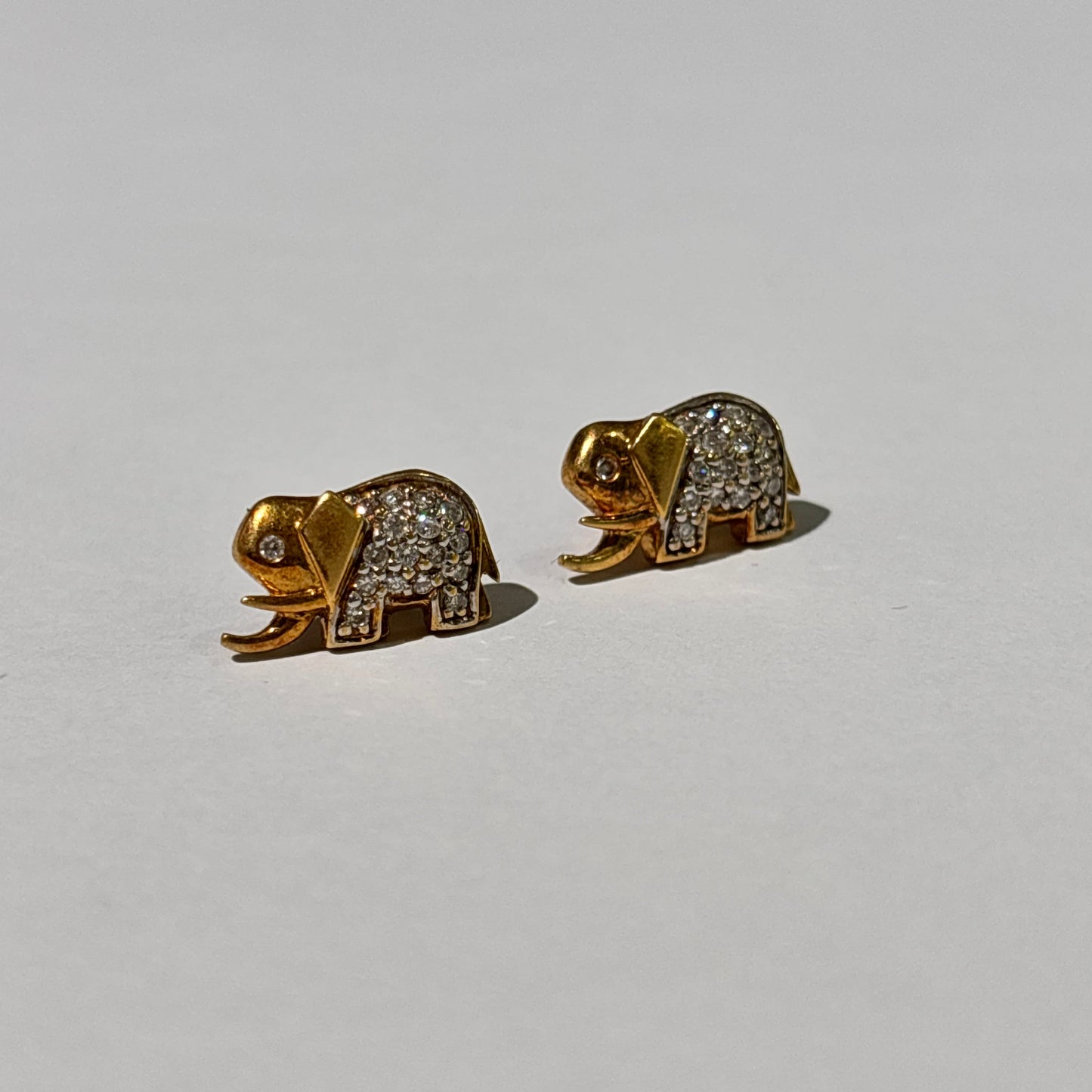 Boucles d'oreilles puces éléphant diamants 18K