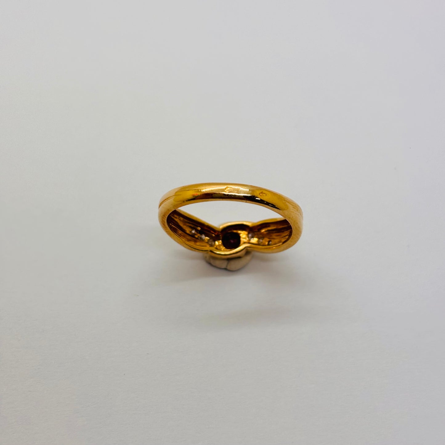 Bague en or jaune 18 carats avec rubis et diamants - T 50.5