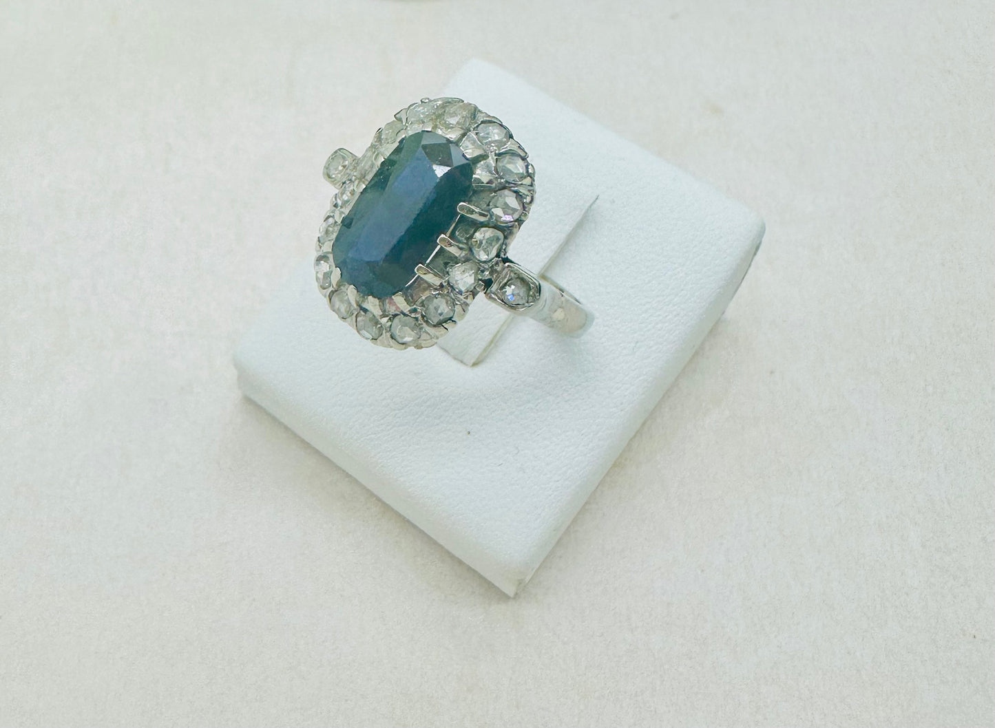 Bague ancienne en Or Blanc avec Diamants et saphir