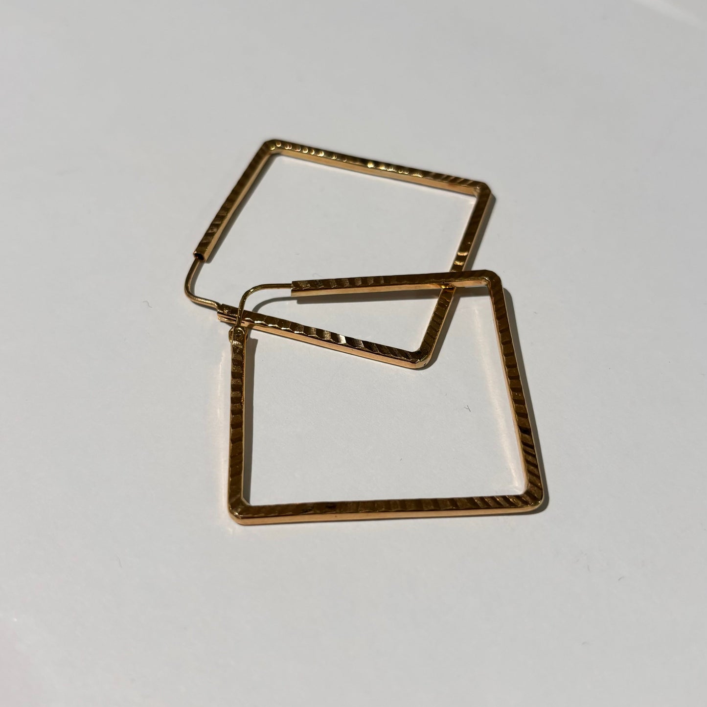 Boucles d’oreilles carrées en Or Jaune 18K – Fermoir Dormeuse