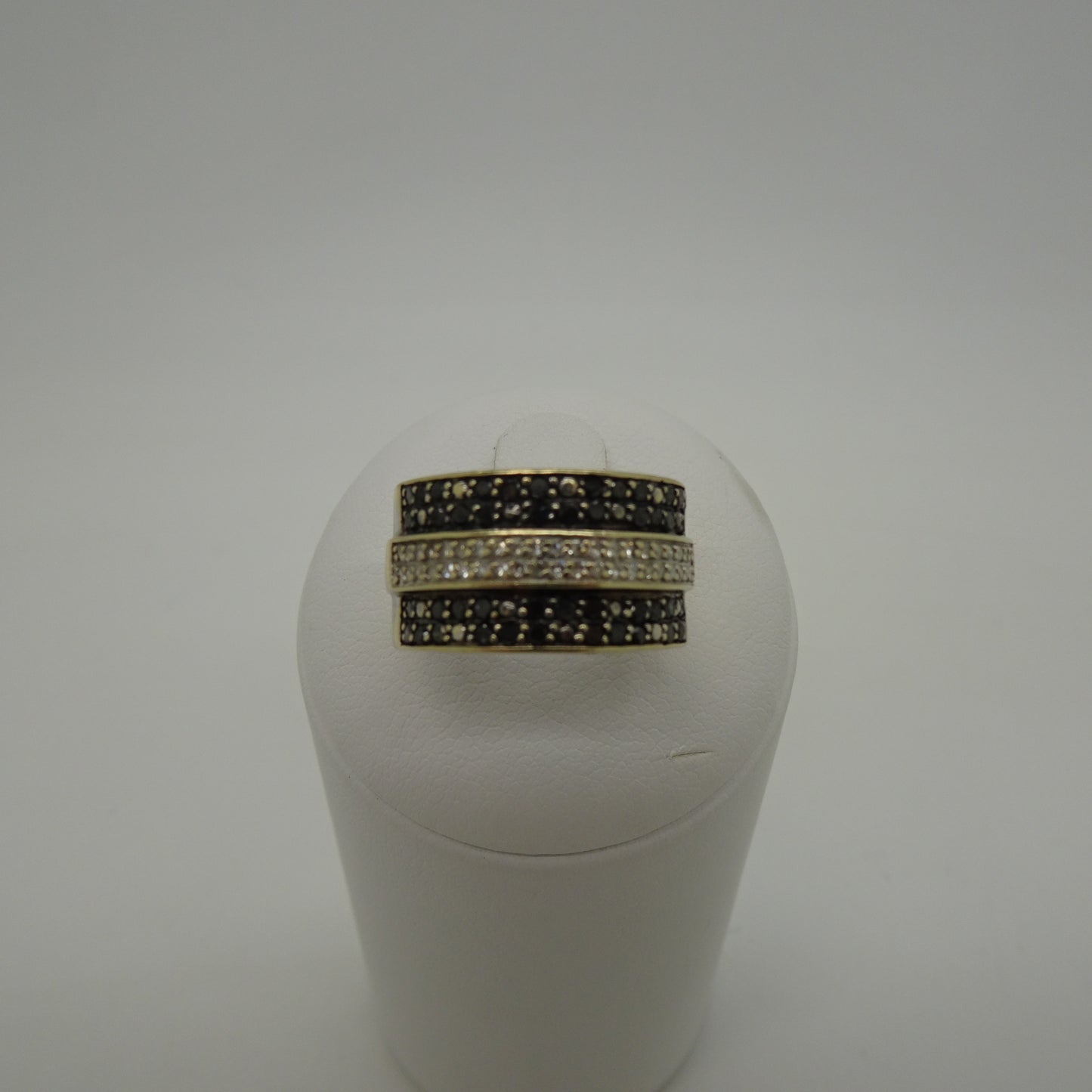 Bague en Or Gris 18K avec Pavage de Diamants