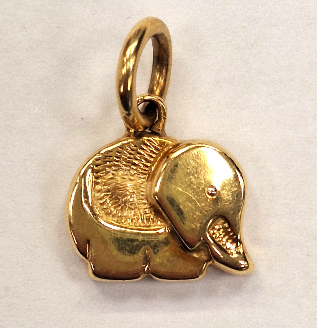 Pendentif éléphant en or jaune 18 carats