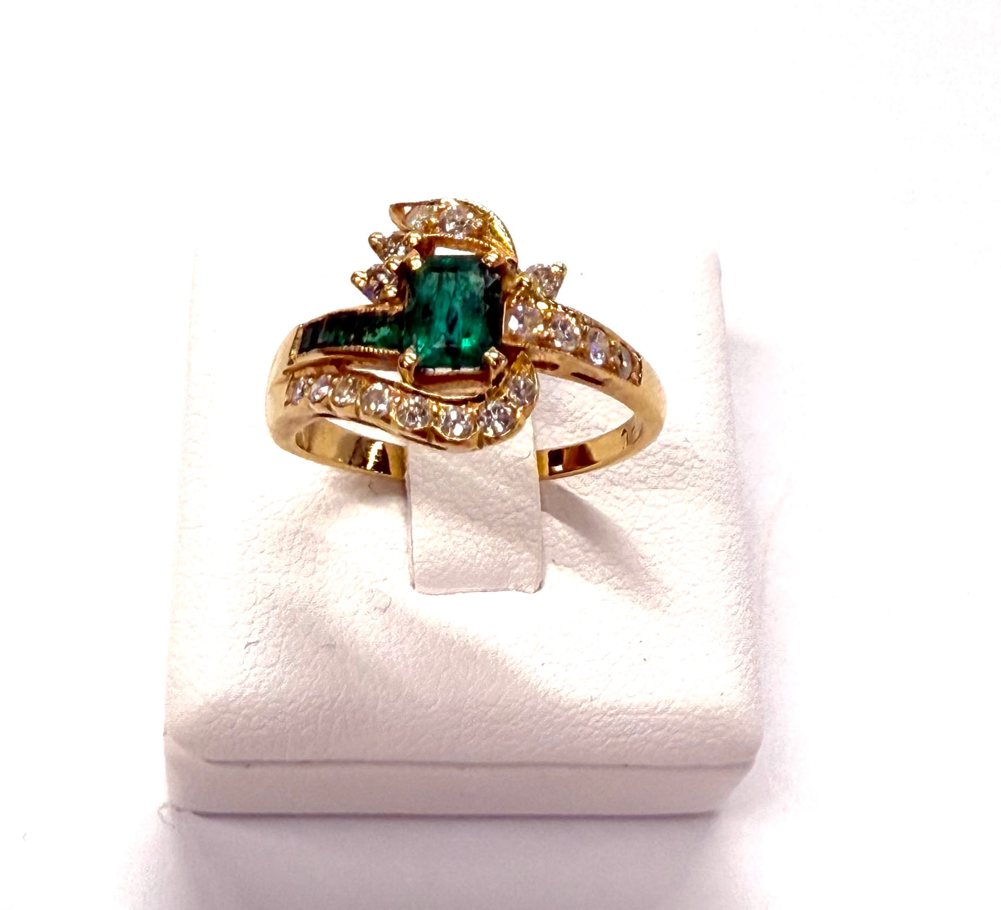 Bague en Or Jaune 18k avec Émeraude et Diamants