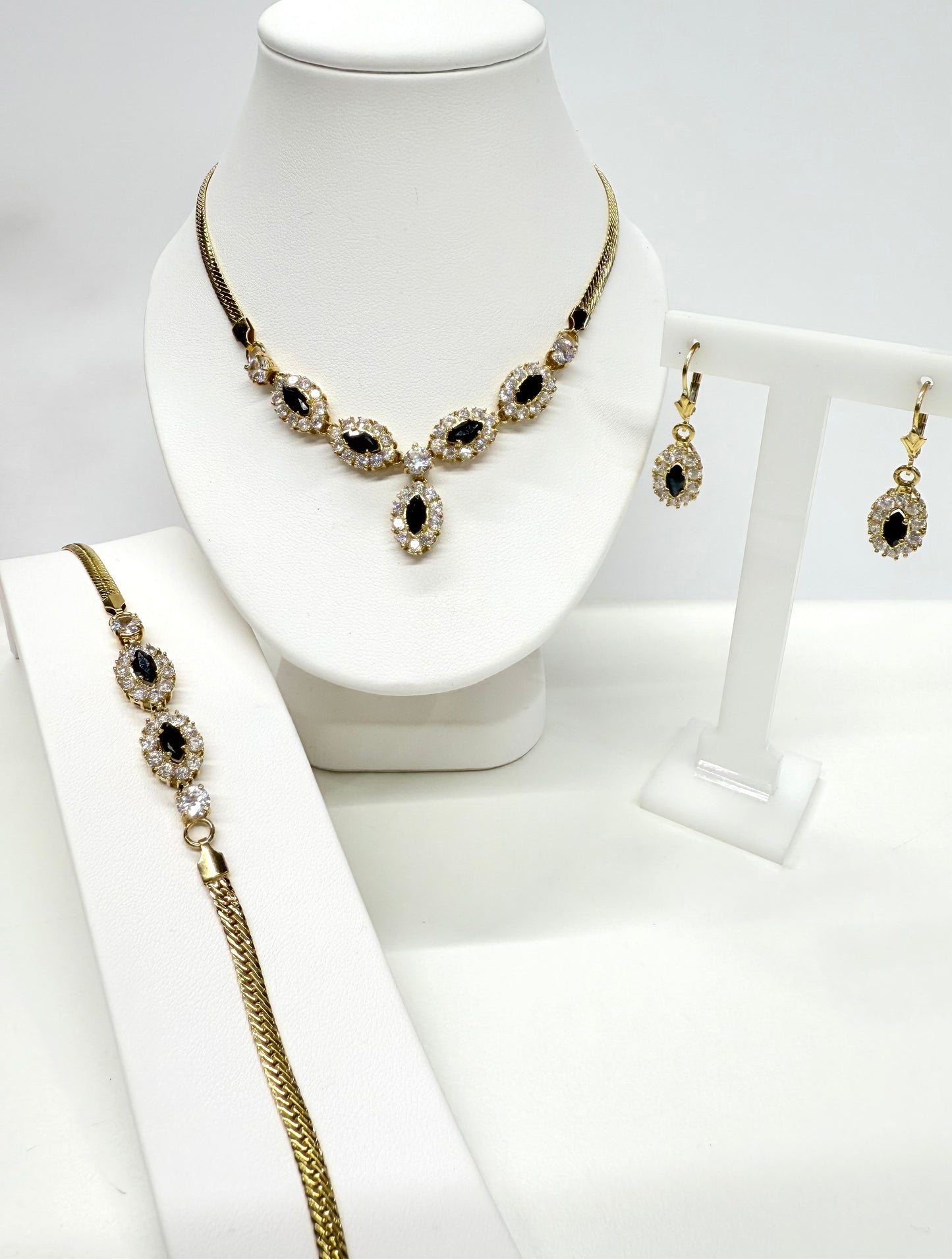 Parure 18K Collier, Bracelet et Boucles d'oreille Saphirs et Zirconiums