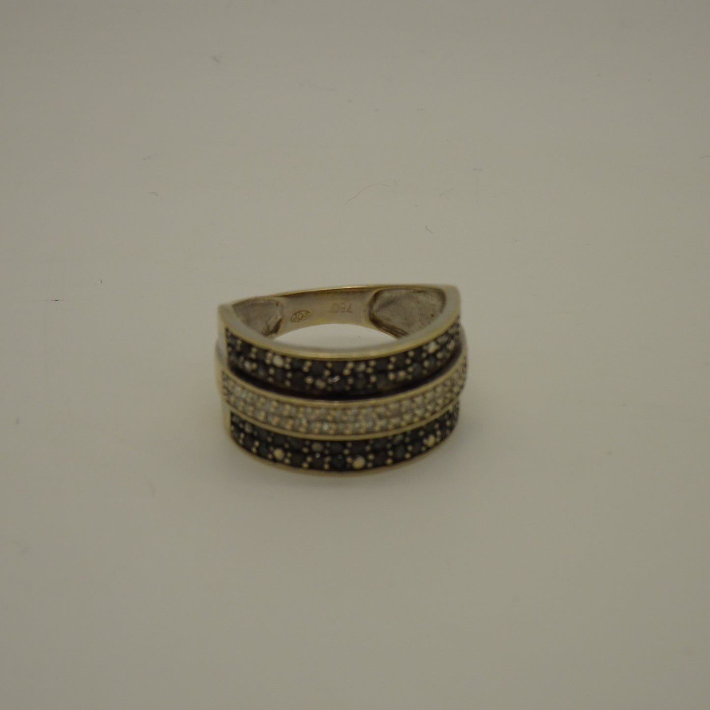 Bague en Or Gris 18K avec Pavage de Diamants