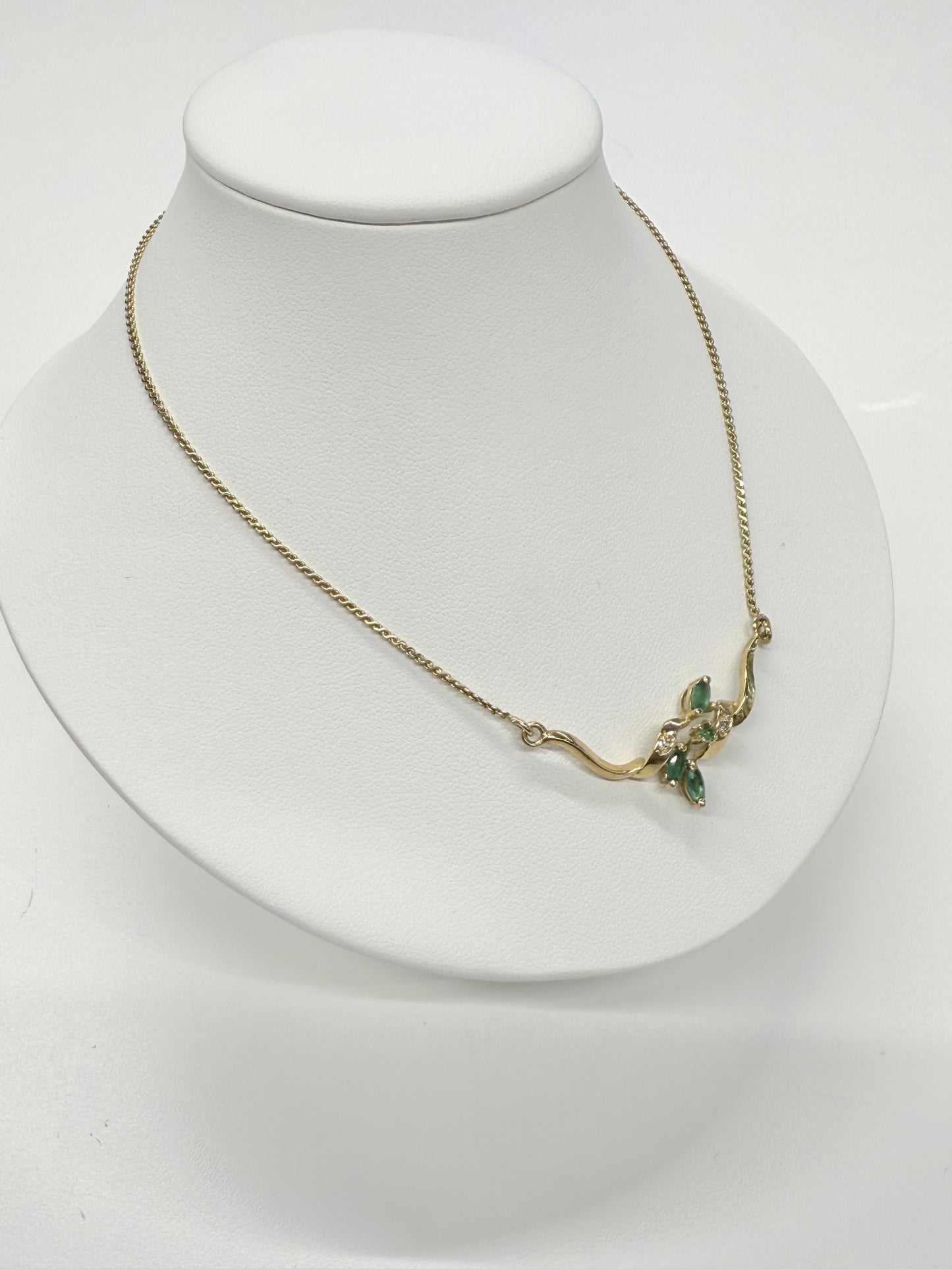 Collier Princesse Or Jaune 18k avec Emeraudes et Diamants