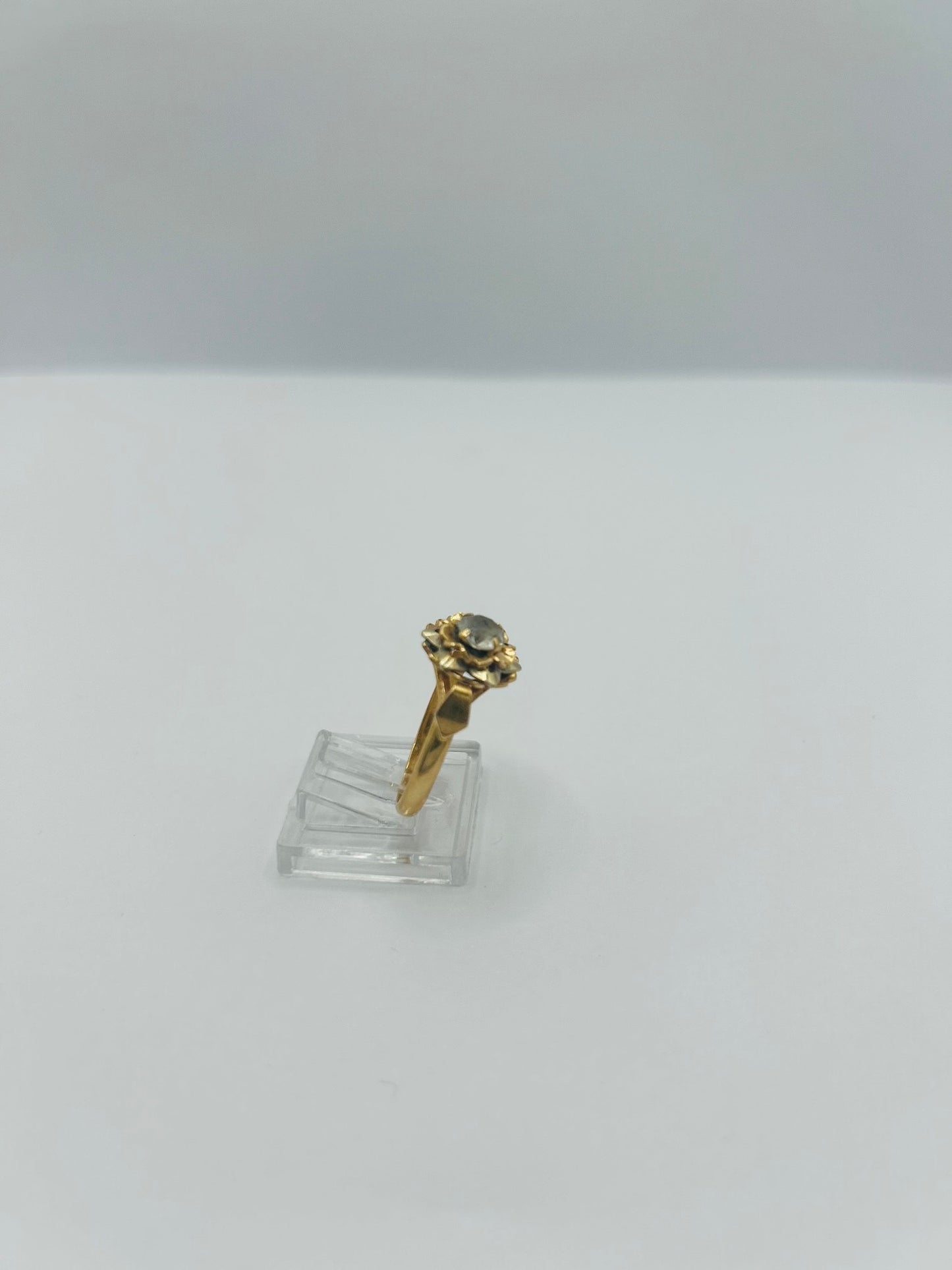 Bague en or jaune avec pierre centrale oxyde de zirconium