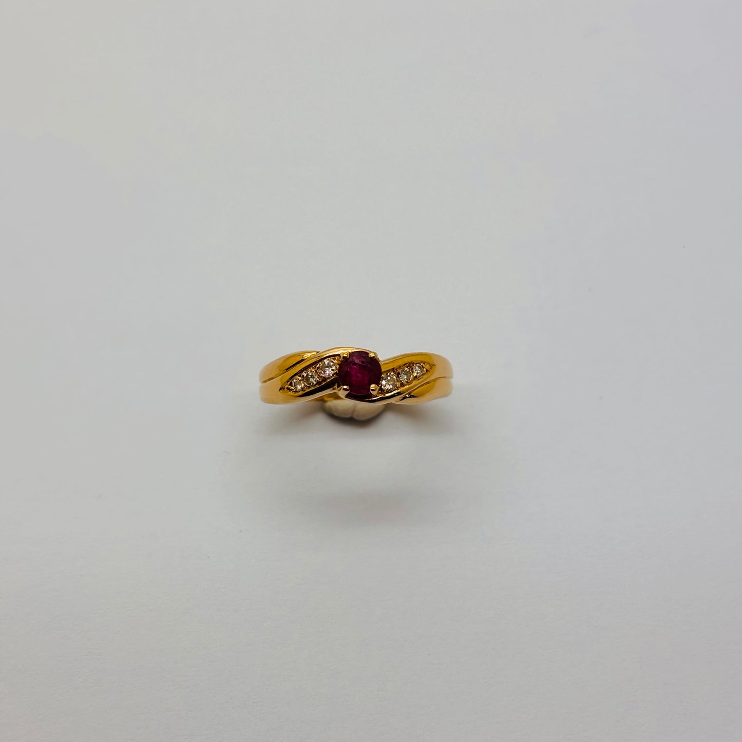 Bague en or jaune 18 carats avec rubis et diamants - T 50.5