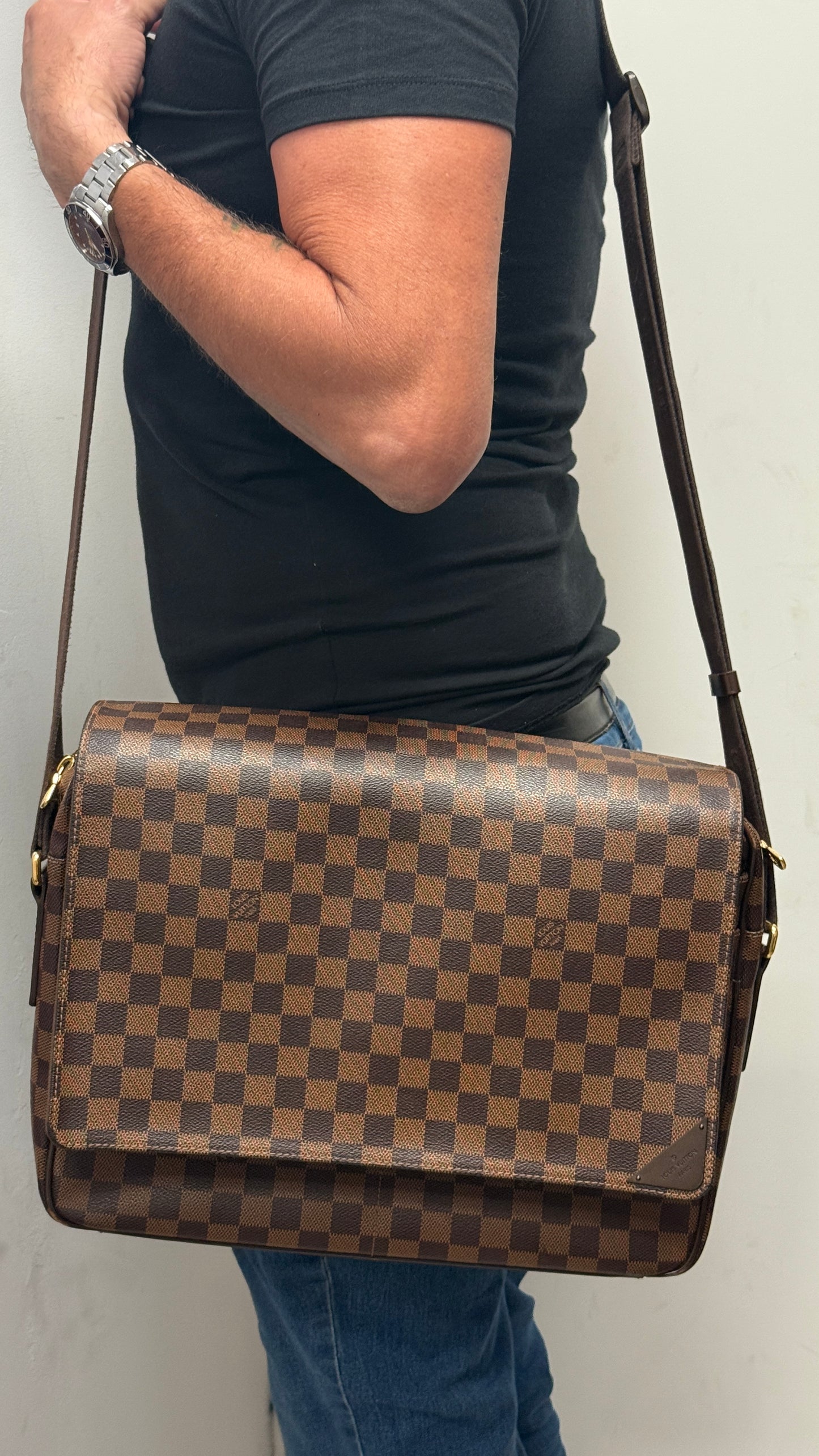 Sac à main Louis Vuitton Shelton MM en bon état