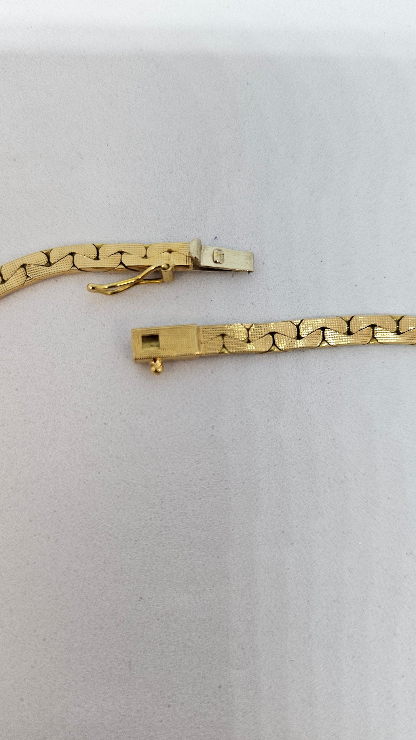 Collier Ras du Cou en Or Jaune 18k Haricot Plat