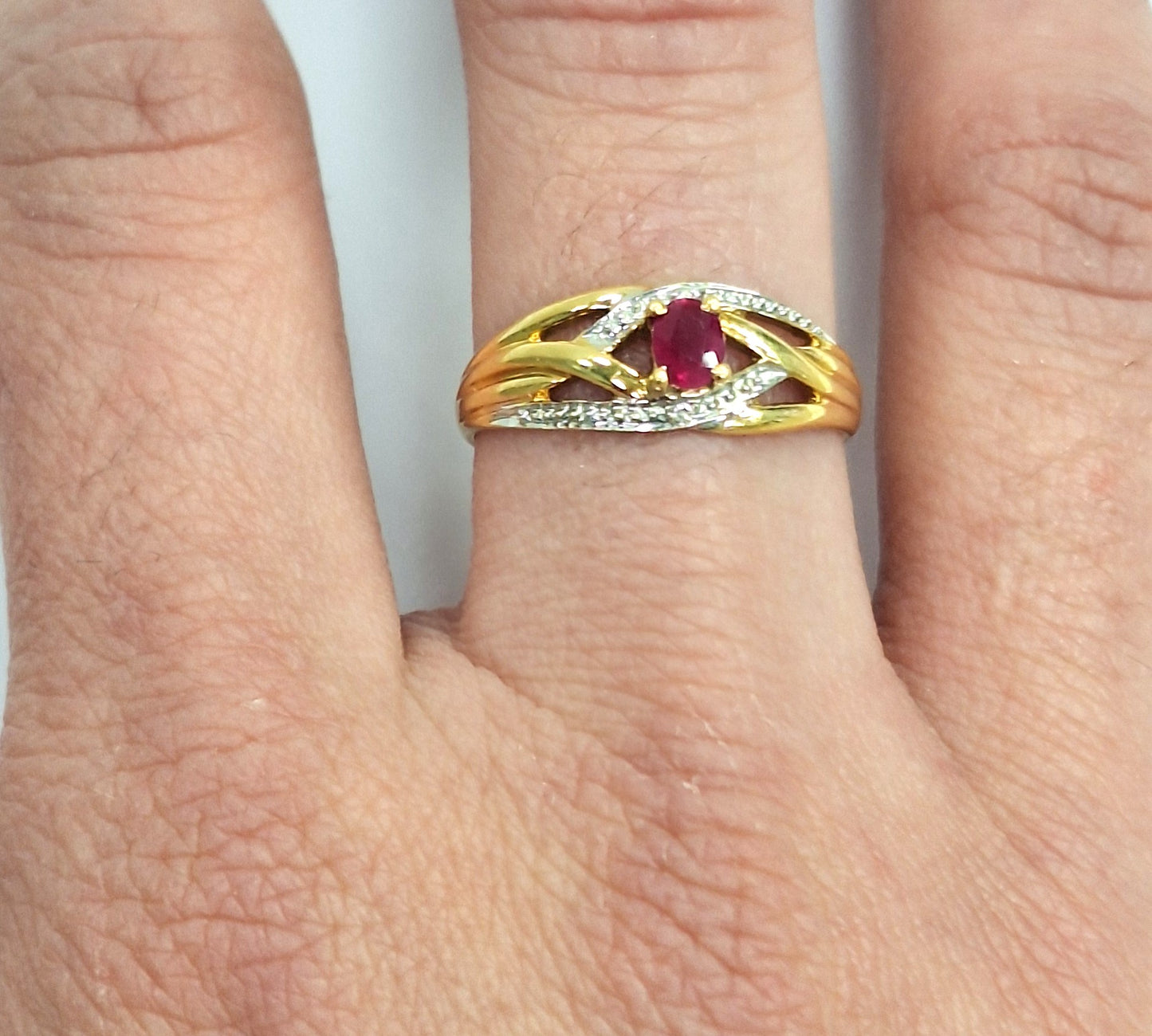 Bague en or jaune 18 carats avec rubis et diamants - T 53