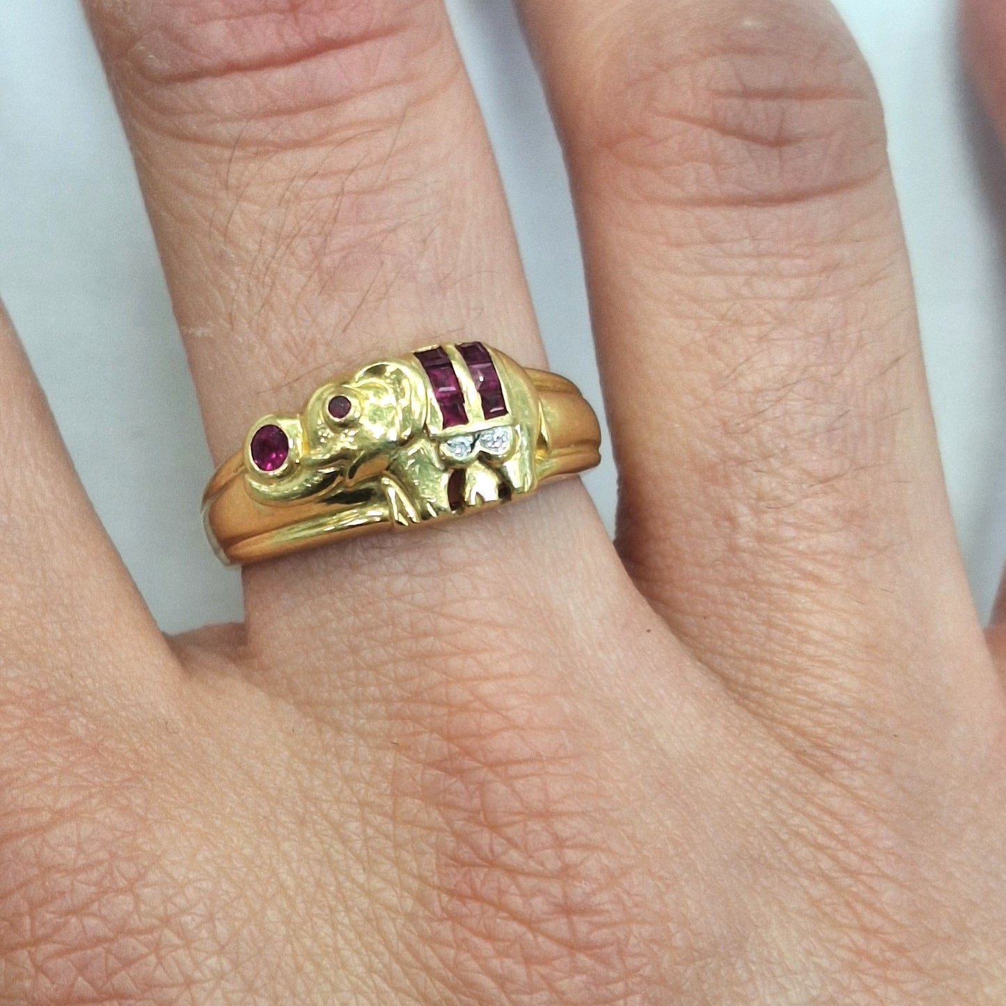 Bague en Or jaune 18K avec éléphant et pierres précieuses