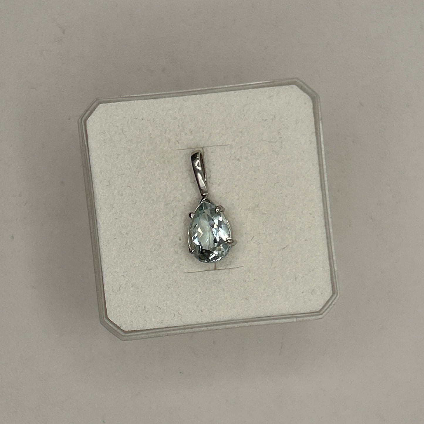 Pendentif Médaille Aigue Marine en Or Gris 18 Carats