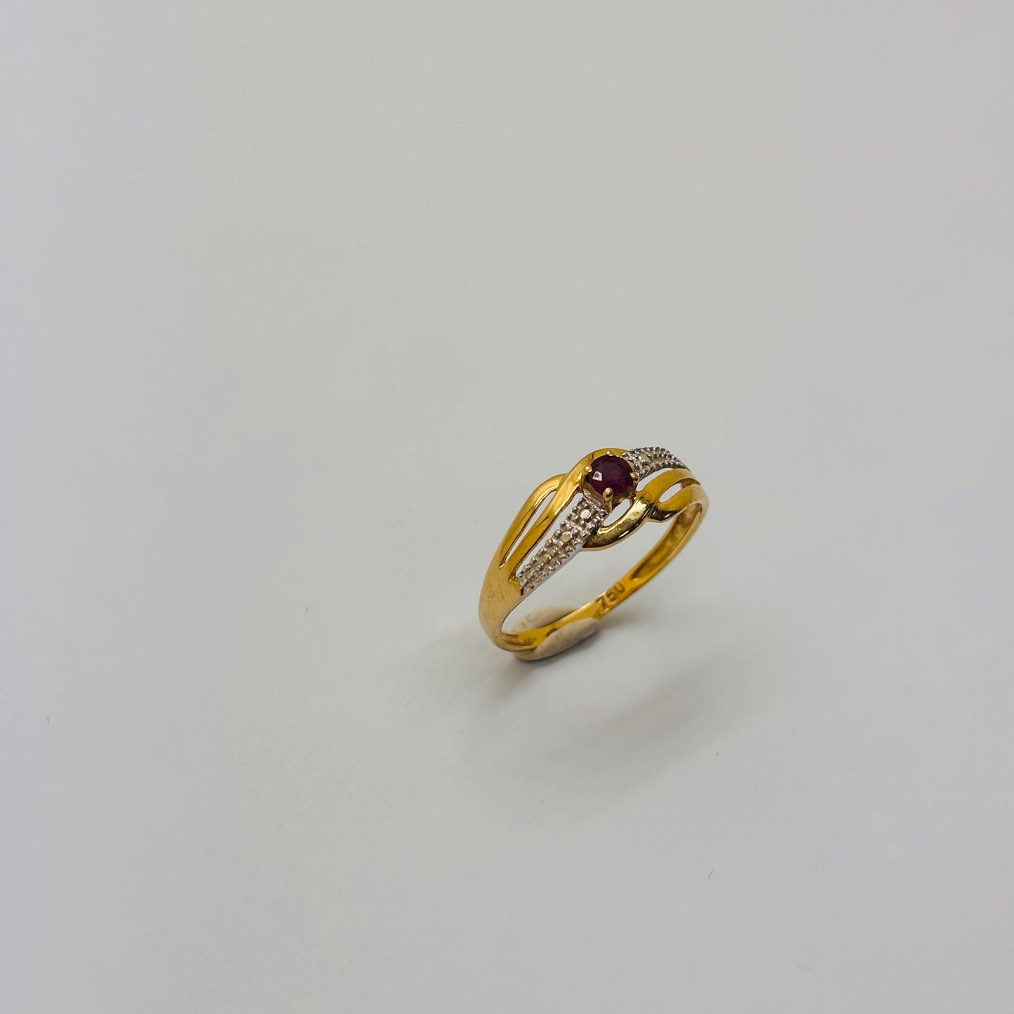 Bague en or 18 carats avec rubis – T52