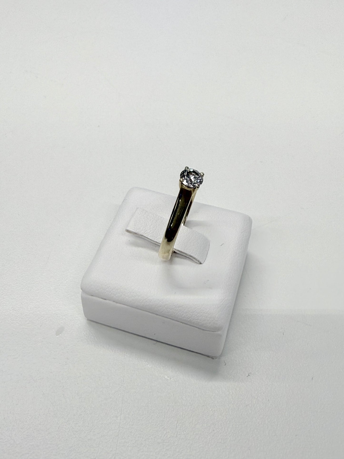 Solitaire en Or jaune 18k avec diamant de 0.44 carats