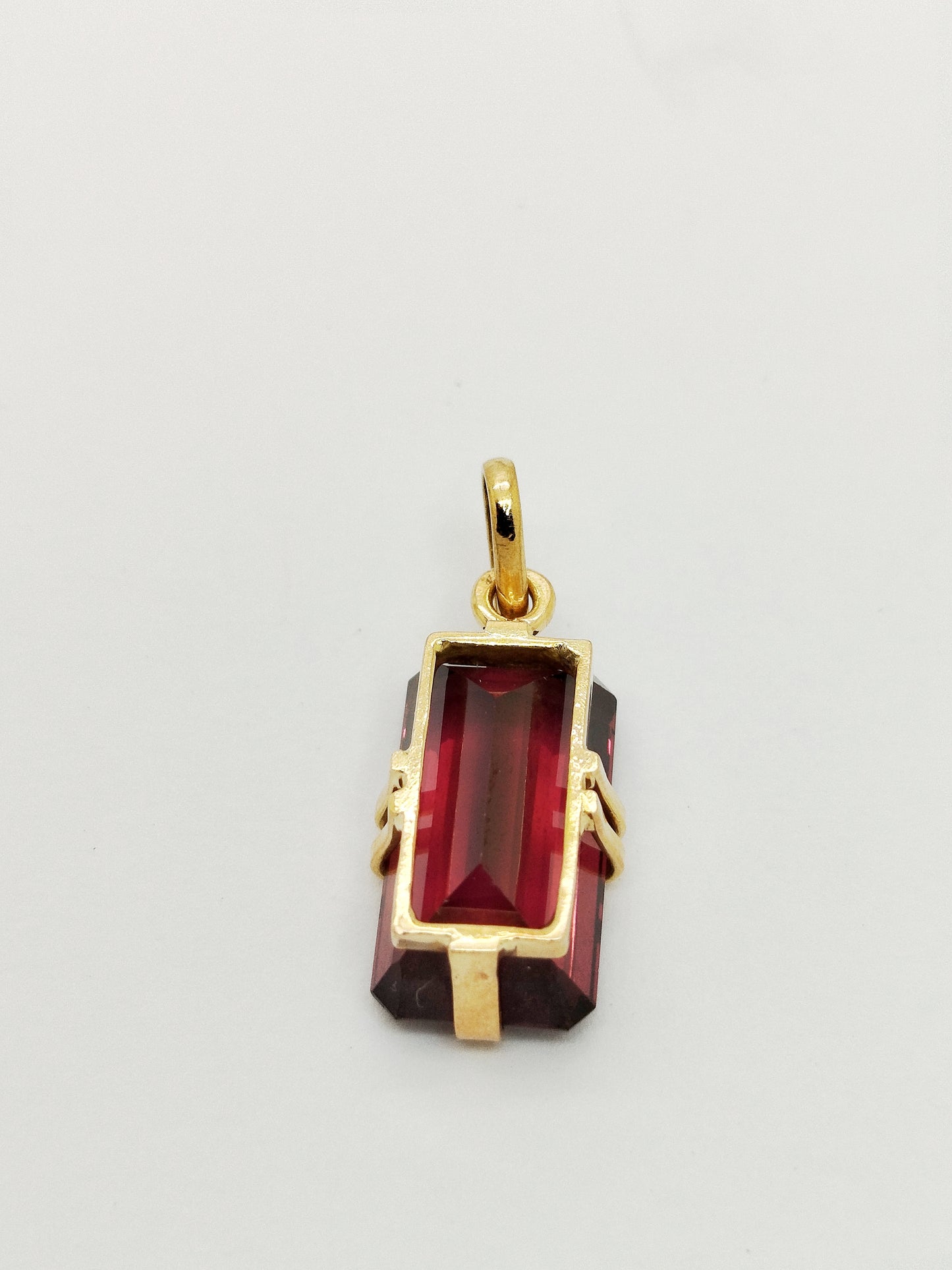 Pendentif en grenat et or jaune 18K 3.83