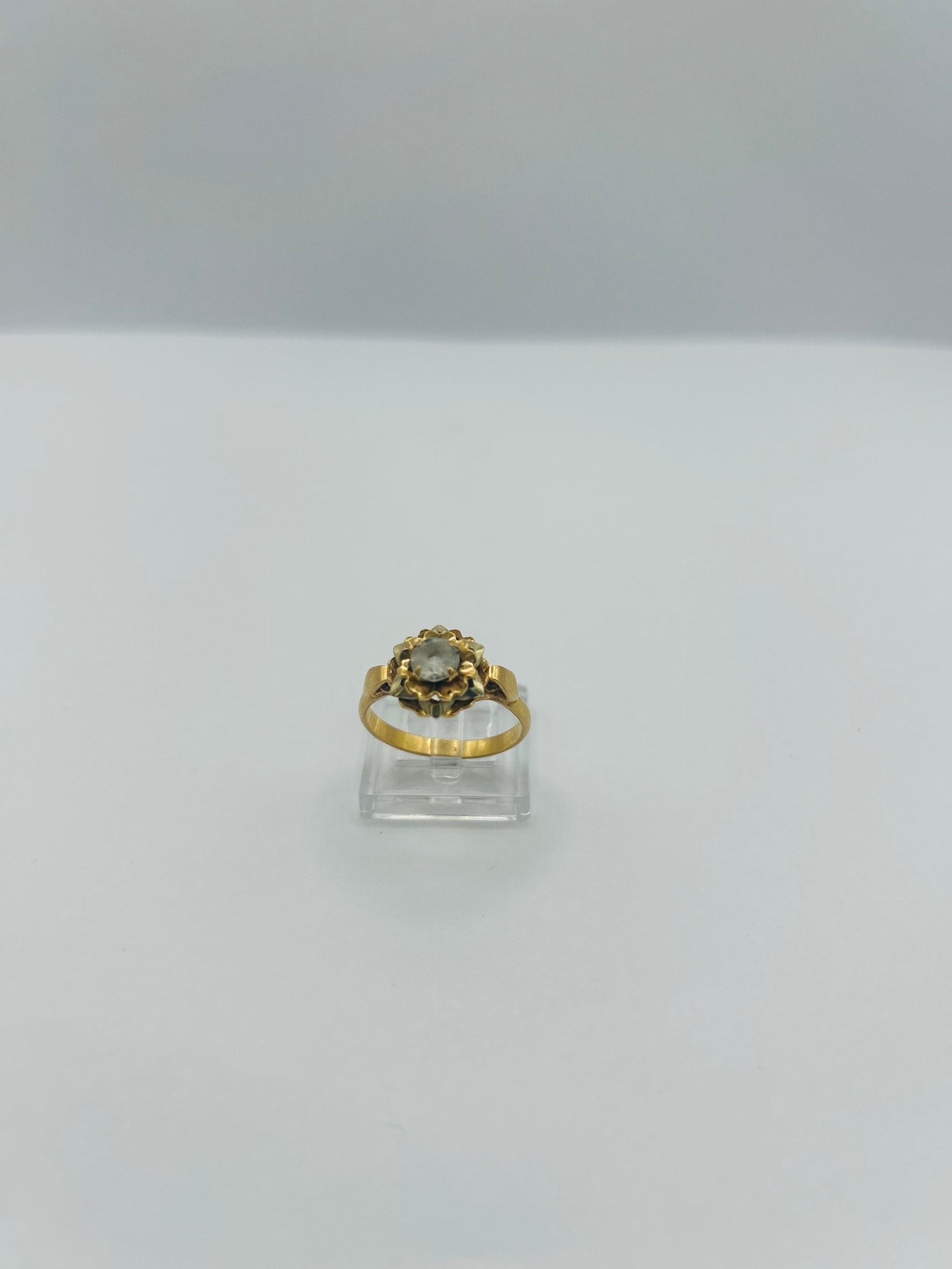 Bague en or jaune avec pierre centrale oxyde de zirconium