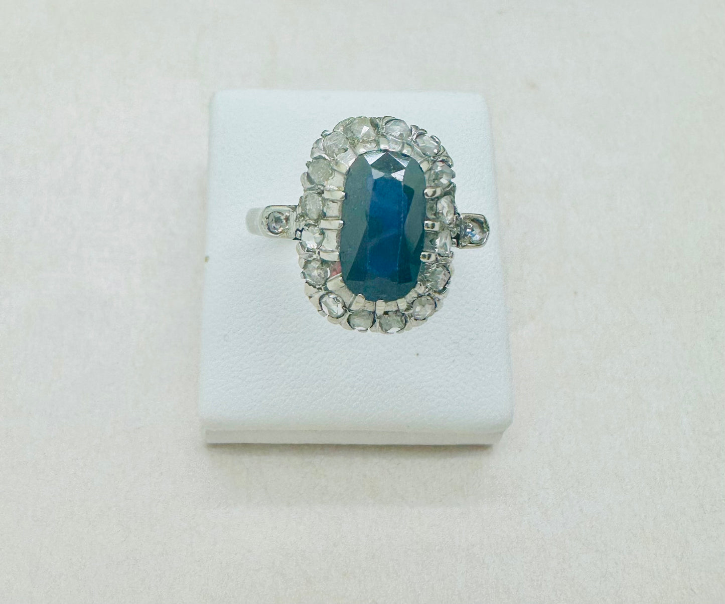 Bague ancienne en Or Blanc avec Diamants et saphir