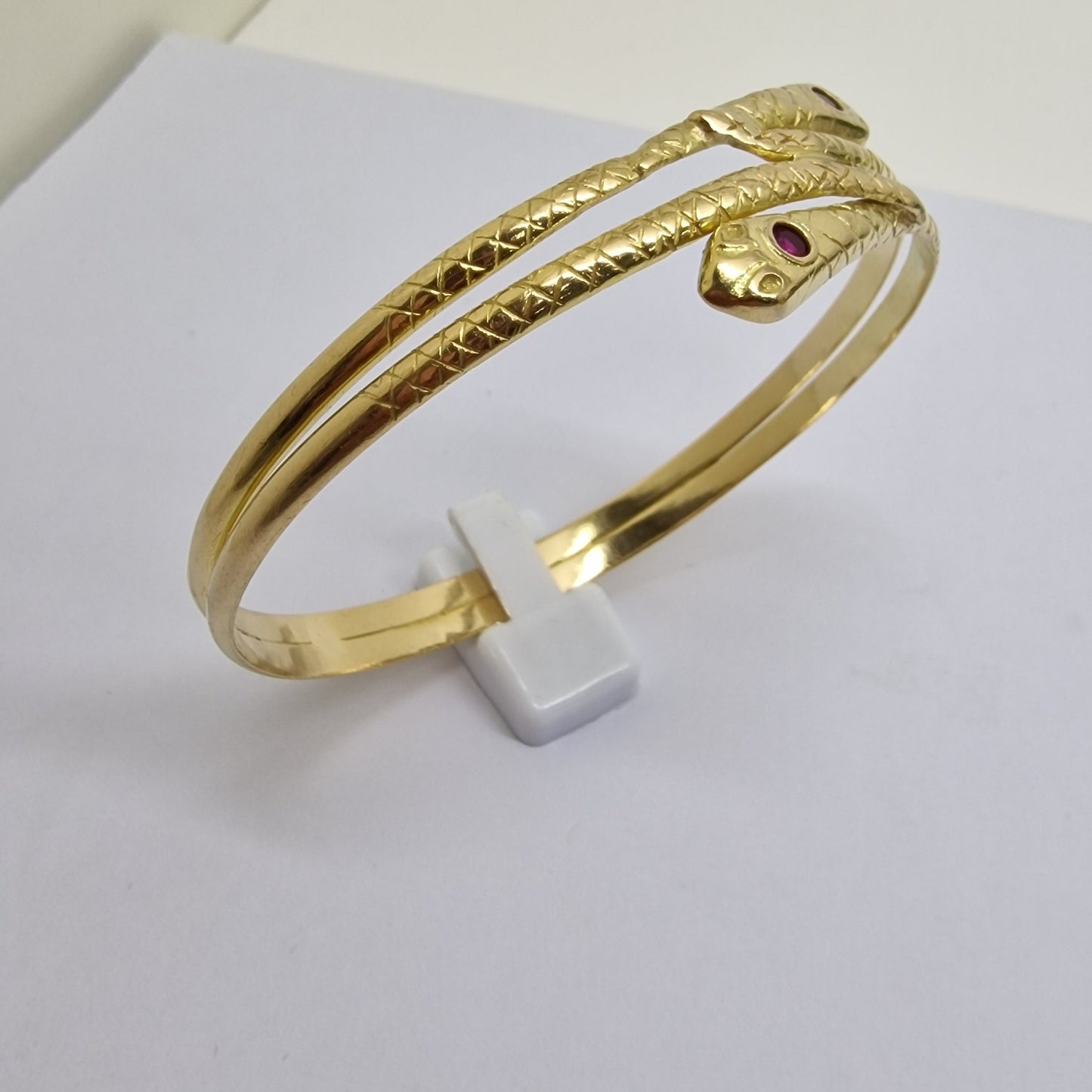 Bracelet Jonc Serpent en Or Jaune 18 Carats avec Rubis 28.31 Grs