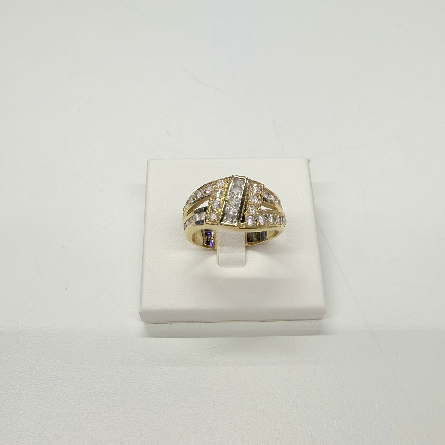 Bague empierrée en Or jaune 18K