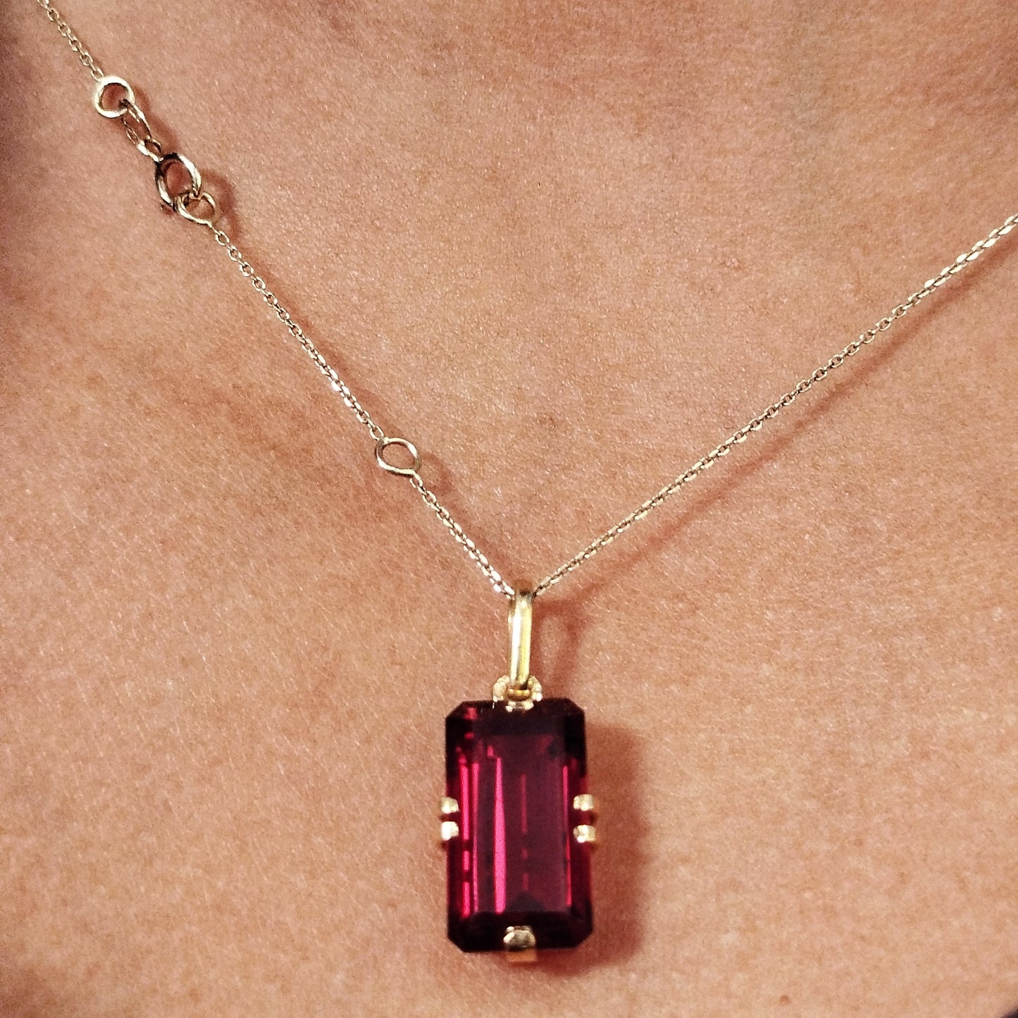 Pendentif en grenat et or jaune 18K 3.83