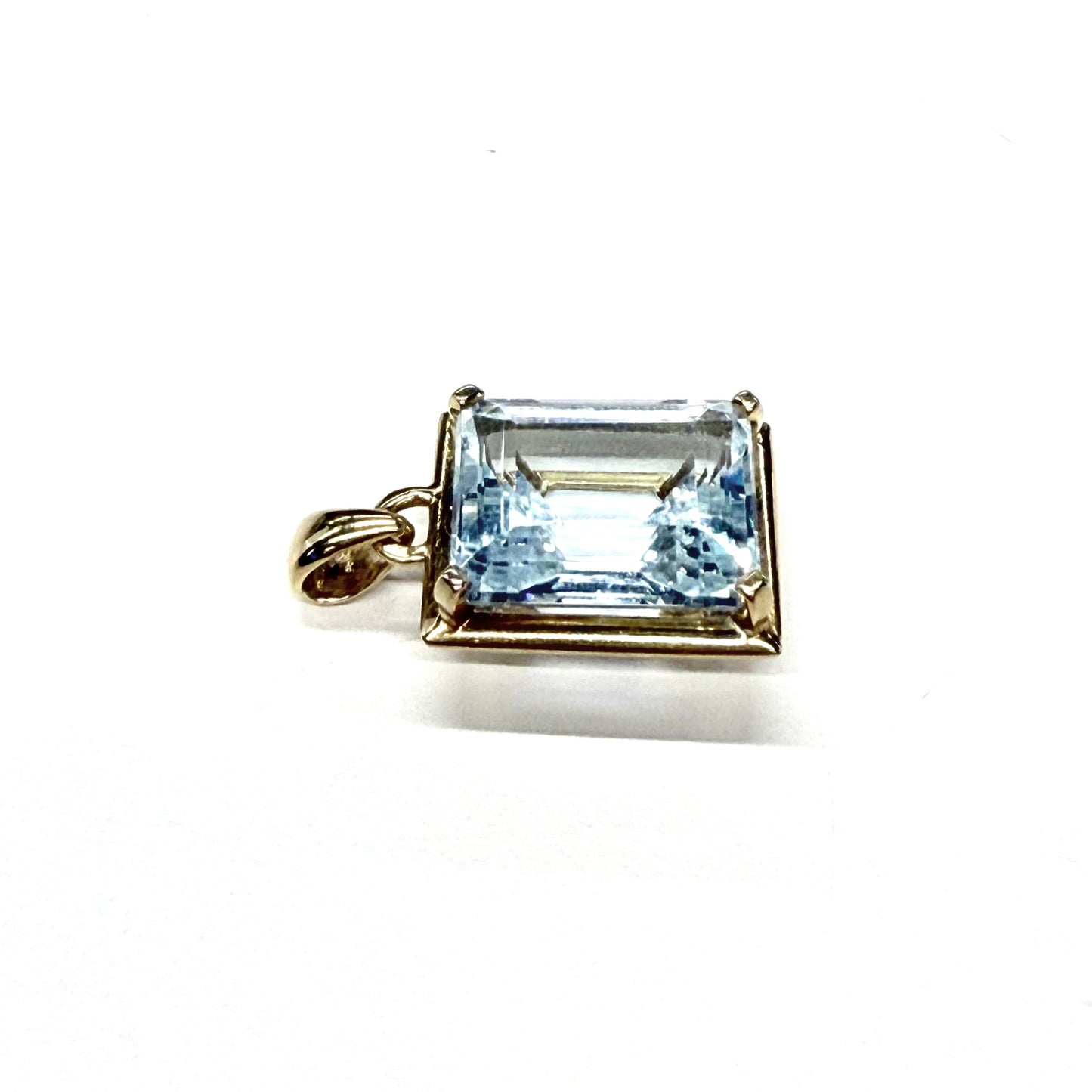 Pendentif en or jaune 18k avec Aigue-Marine